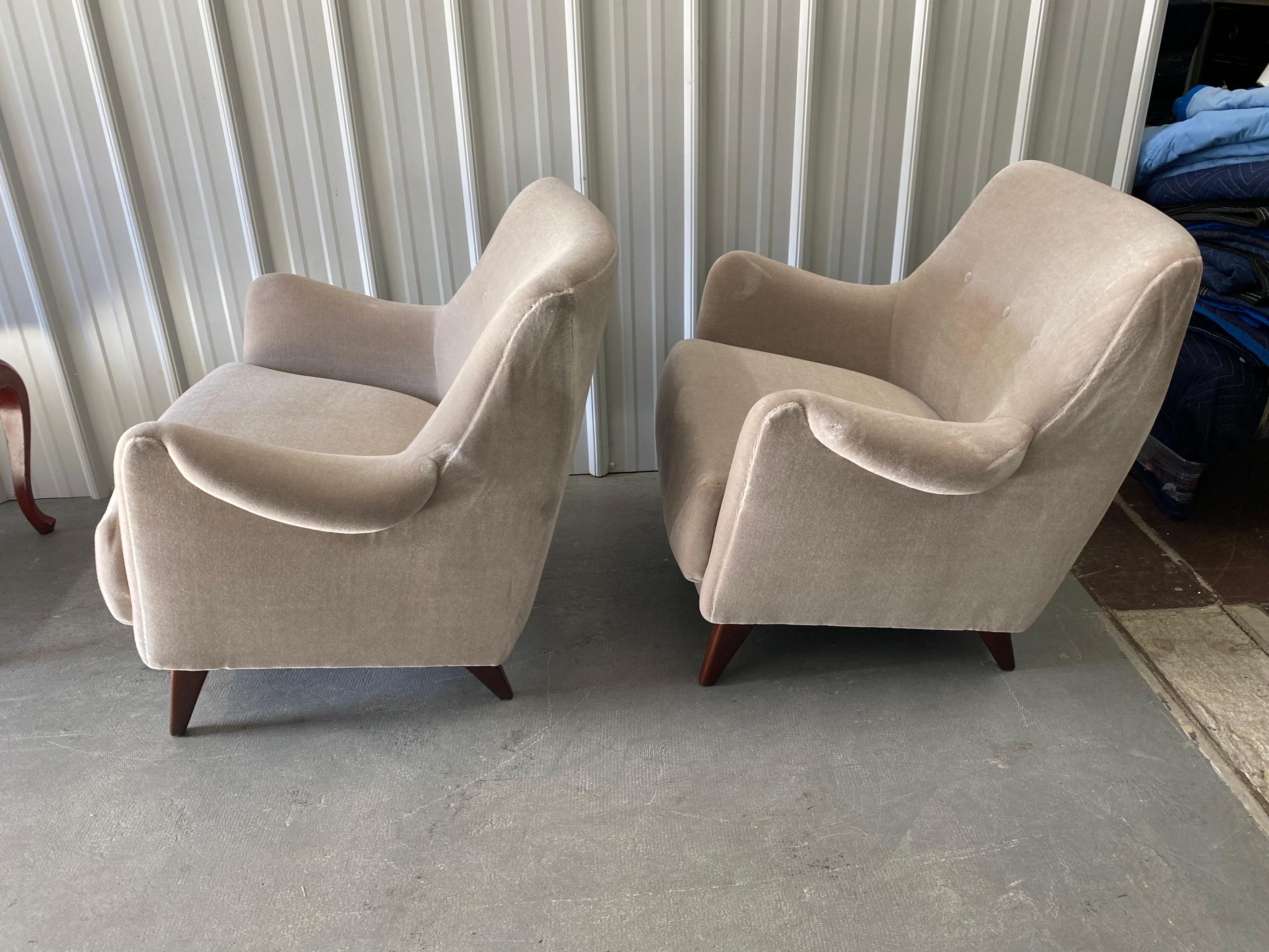 20th Century Pair of Italian Mid-Century Upholstered Mohair Armchairs For Sale