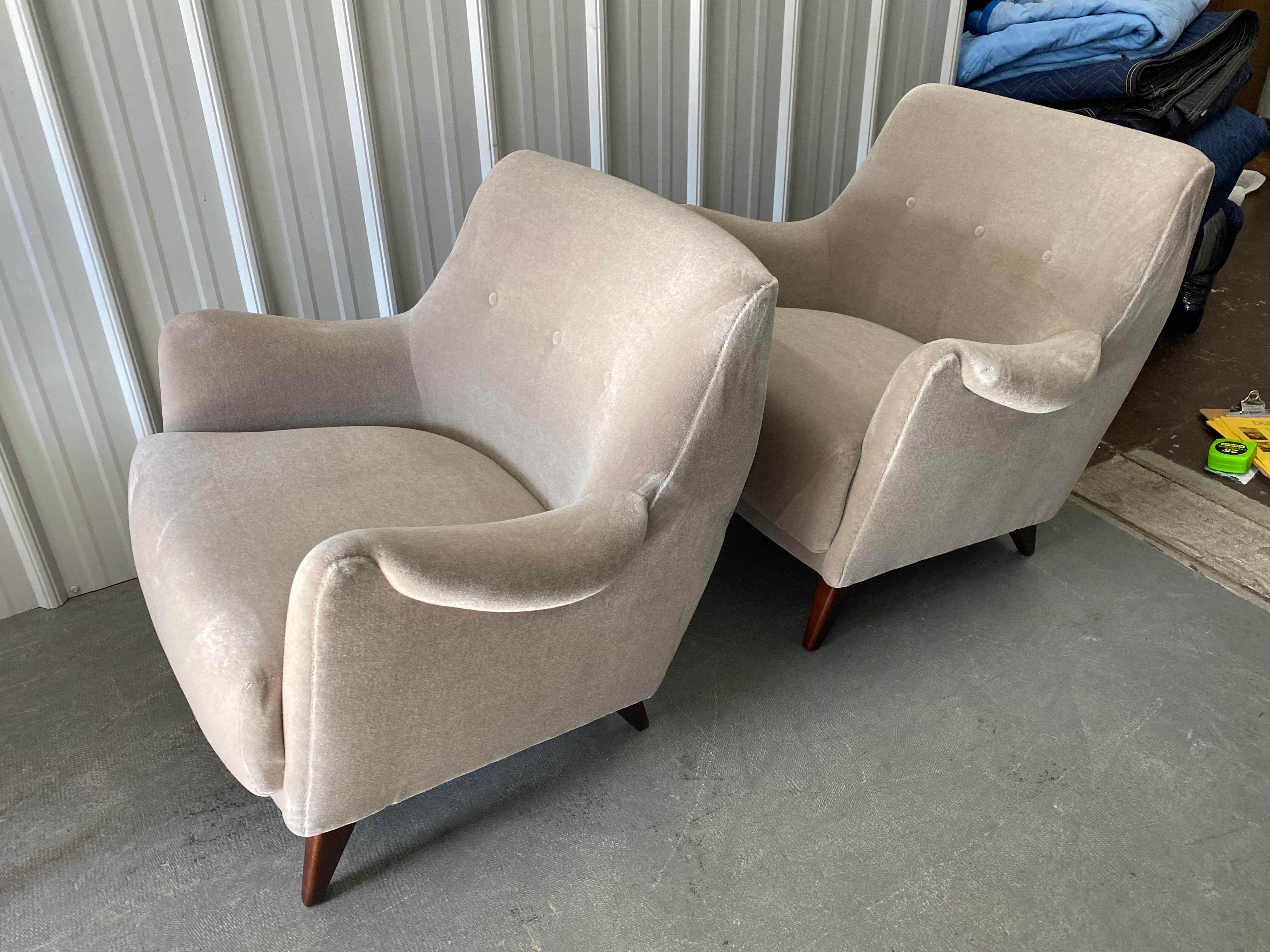 Pair of Italian Mid-Century Upholstered Mohair Armchairs For Sale 1