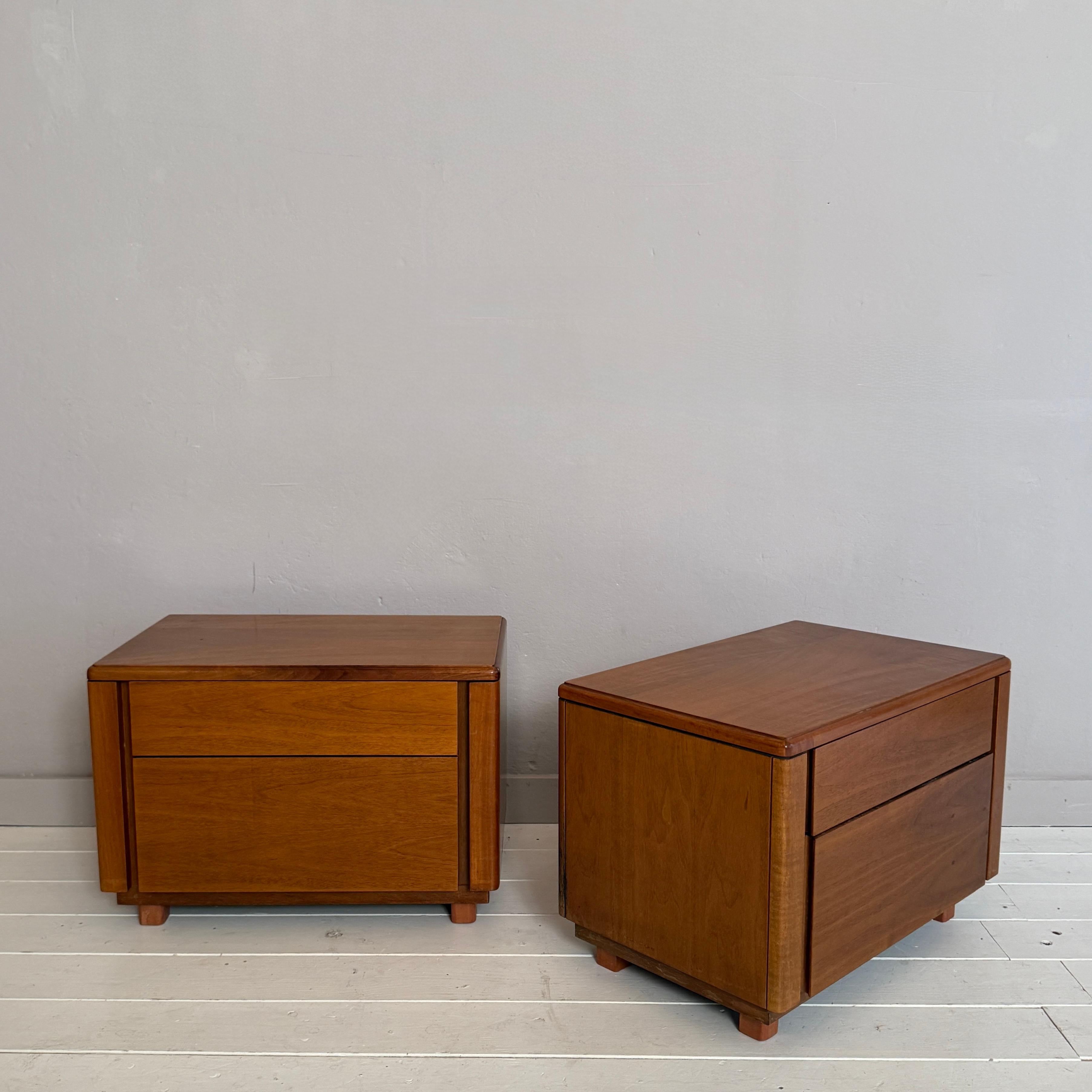 Pair of Italian Mid-Century Walnut Bedside Tables with Two Drawers, 1960s en vente 3