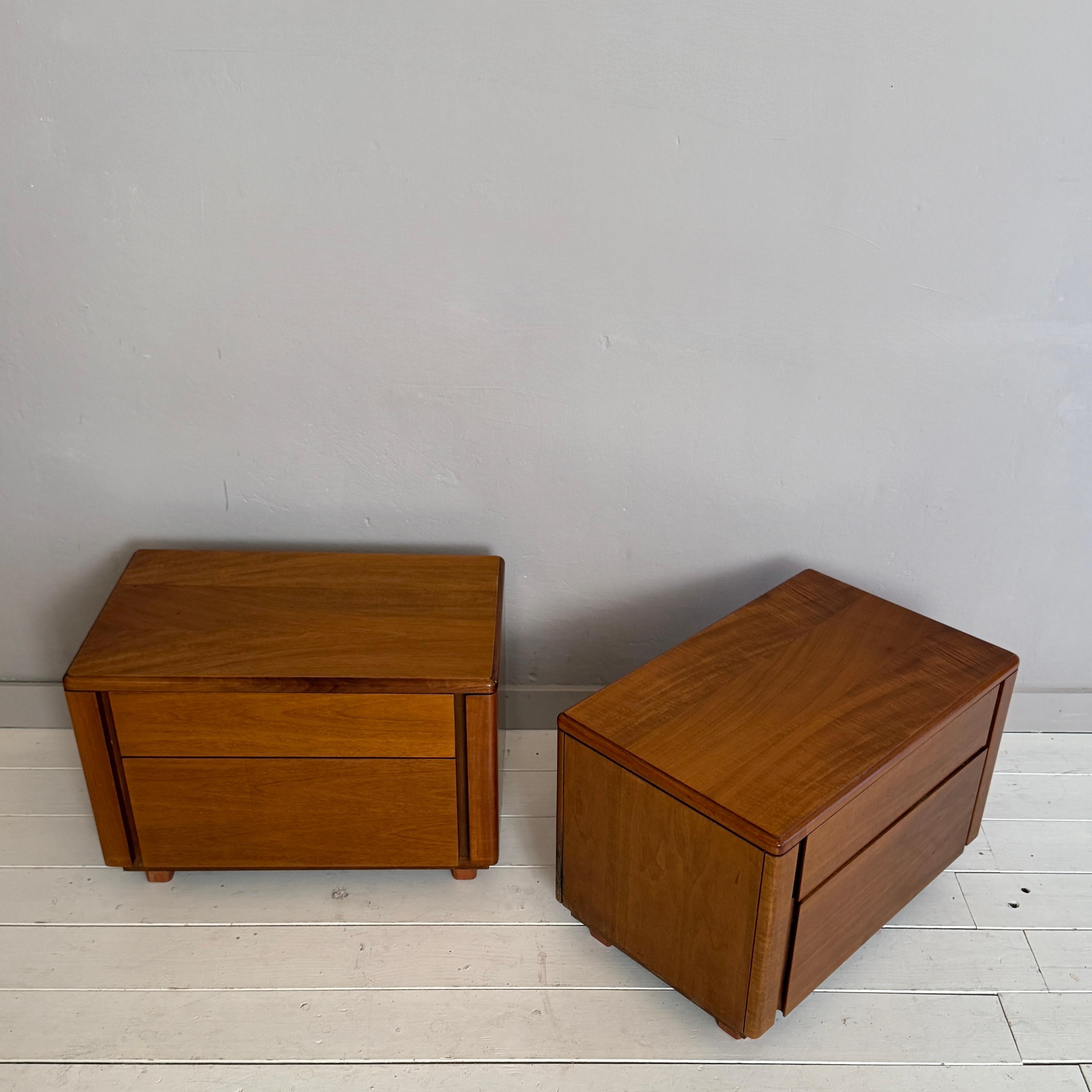 Pair of Italian Mid-Century Walnut Bedside Tables with Two Drawers, 1960s en vente 4