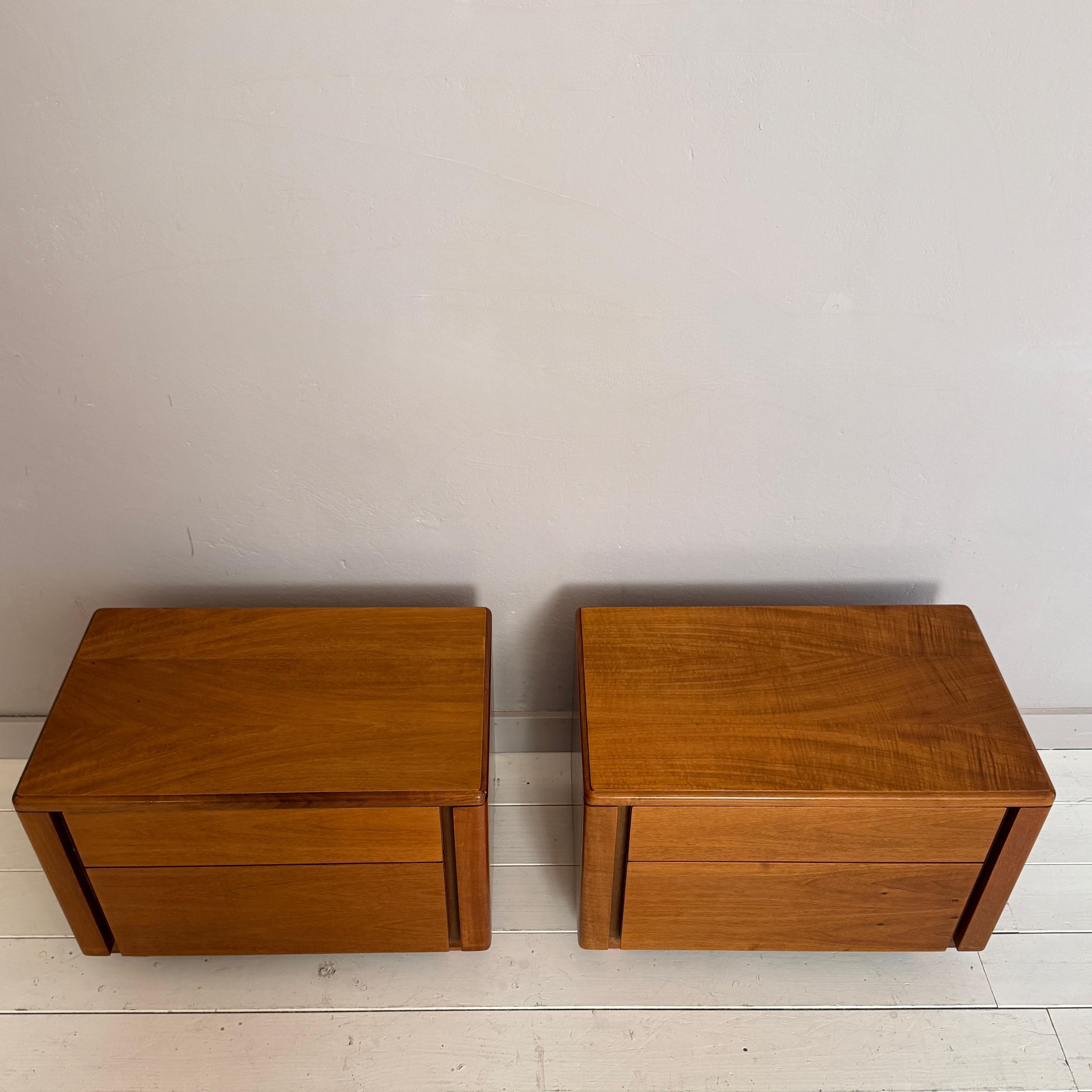 Mid-Century Modern Pair of Italian Mid-Century Walnut Bedside Tables with Two Drawers, 1960s en vente