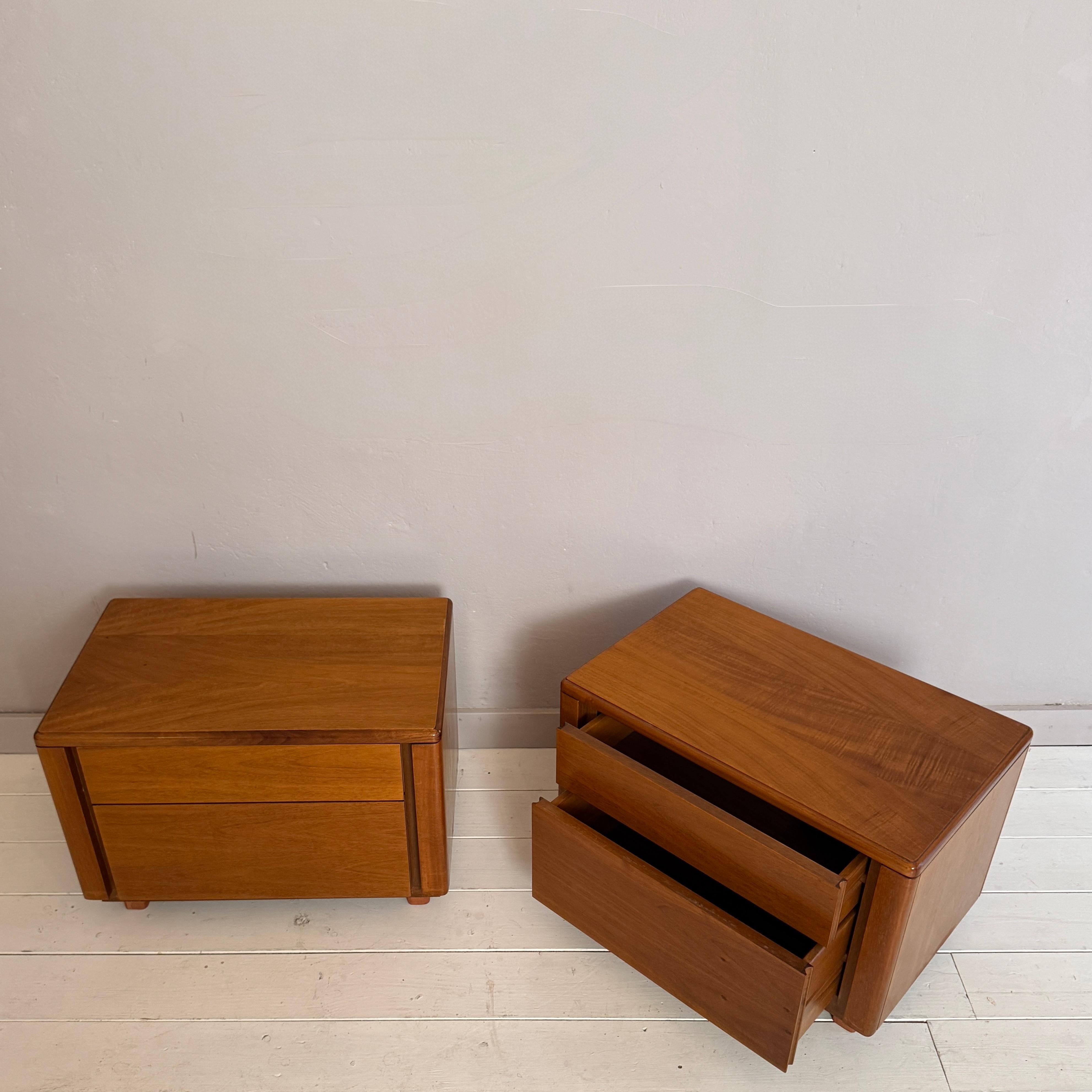 Pair of Italian Mid-Century Walnut Bedside Tables with Two Drawers, 1960s Bon état - En vente à Berlin, DE