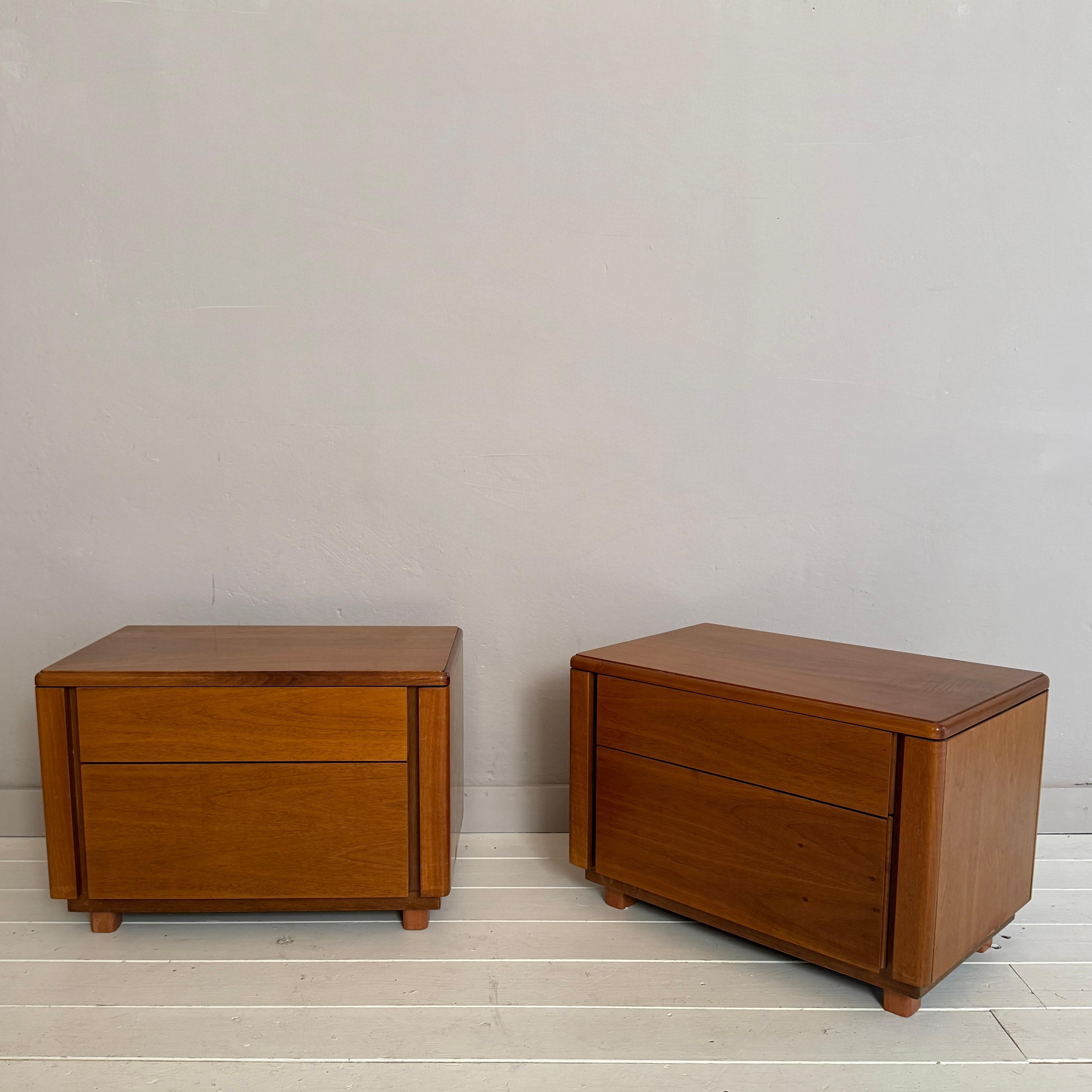 Milieu du XXe siècle Pair of Italian Mid-Century Walnut Bedside Tables with Two Drawers, 1960s en vente