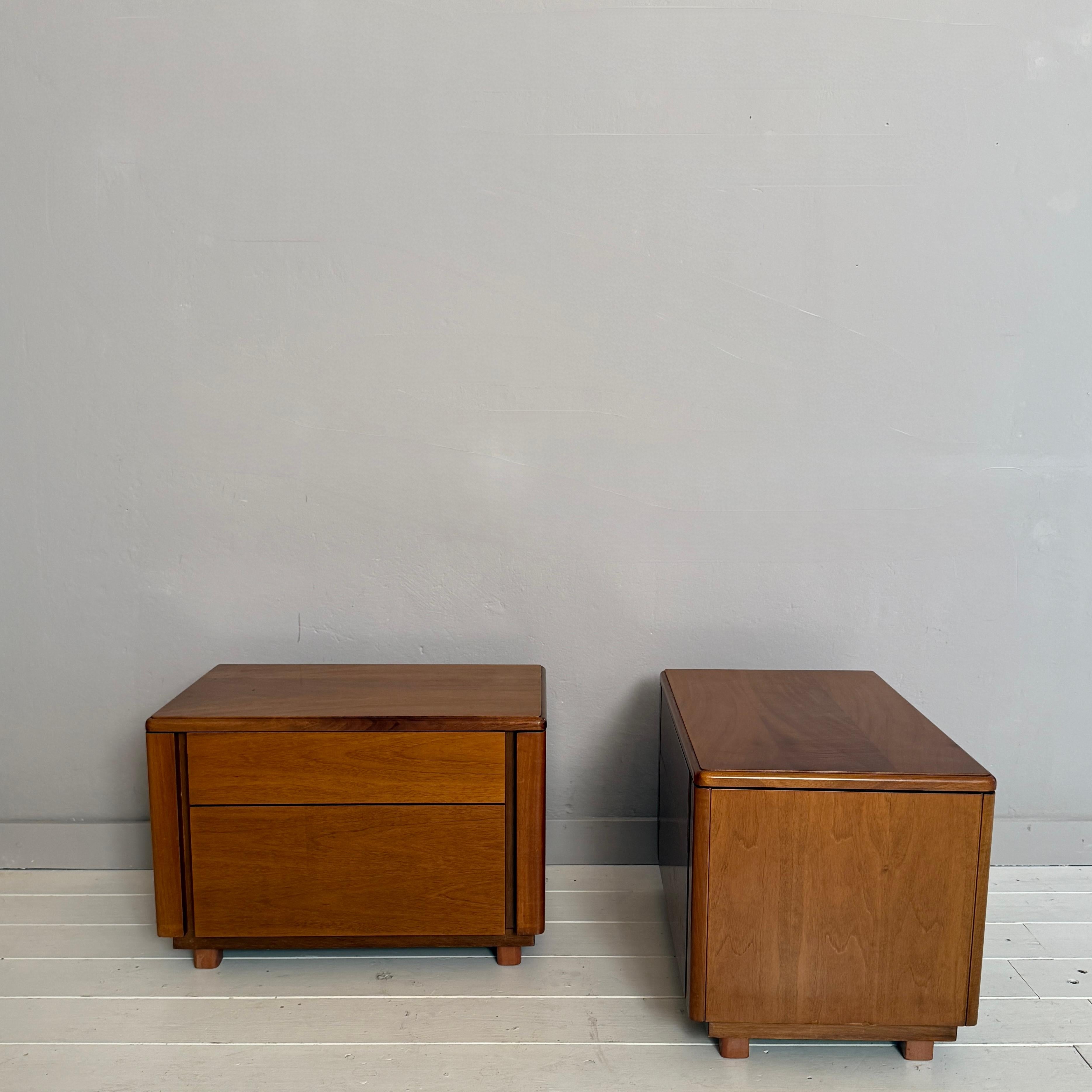 Noyer Pair of Italian Mid-Century Walnut Bedside Tables with Two Drawers, 1960s en vente