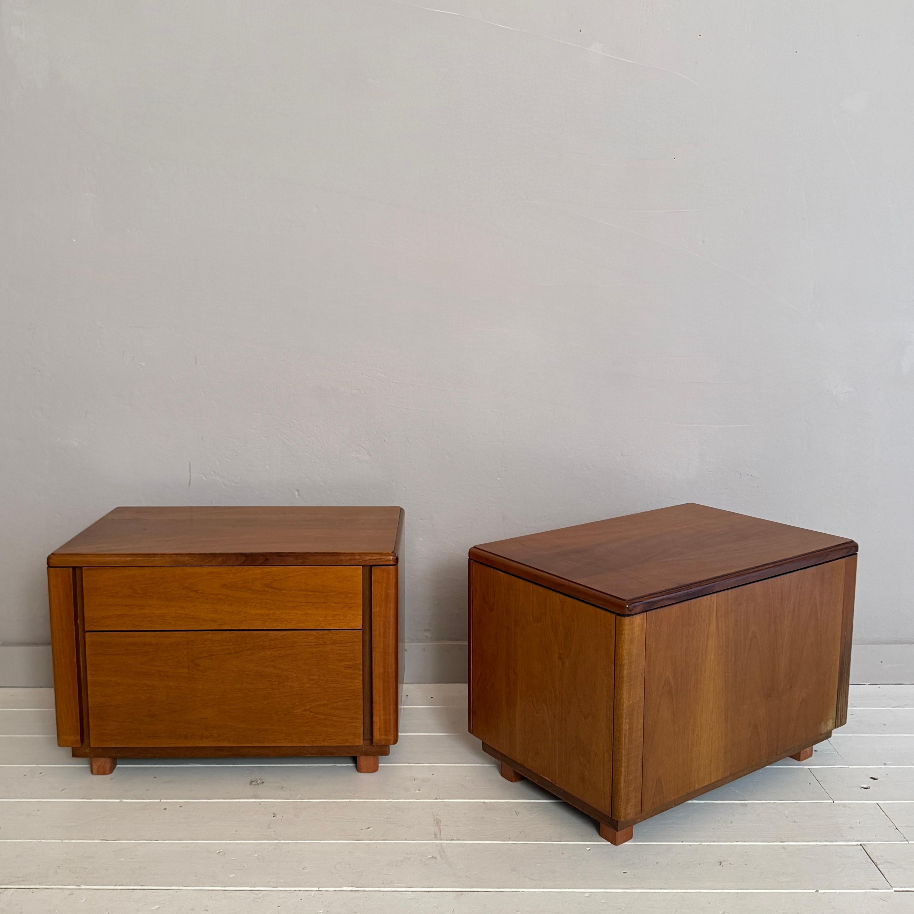 Pair of Italian Mid-Century Walnut Bedside Tables with Two Drawers, 1960s en vente 1