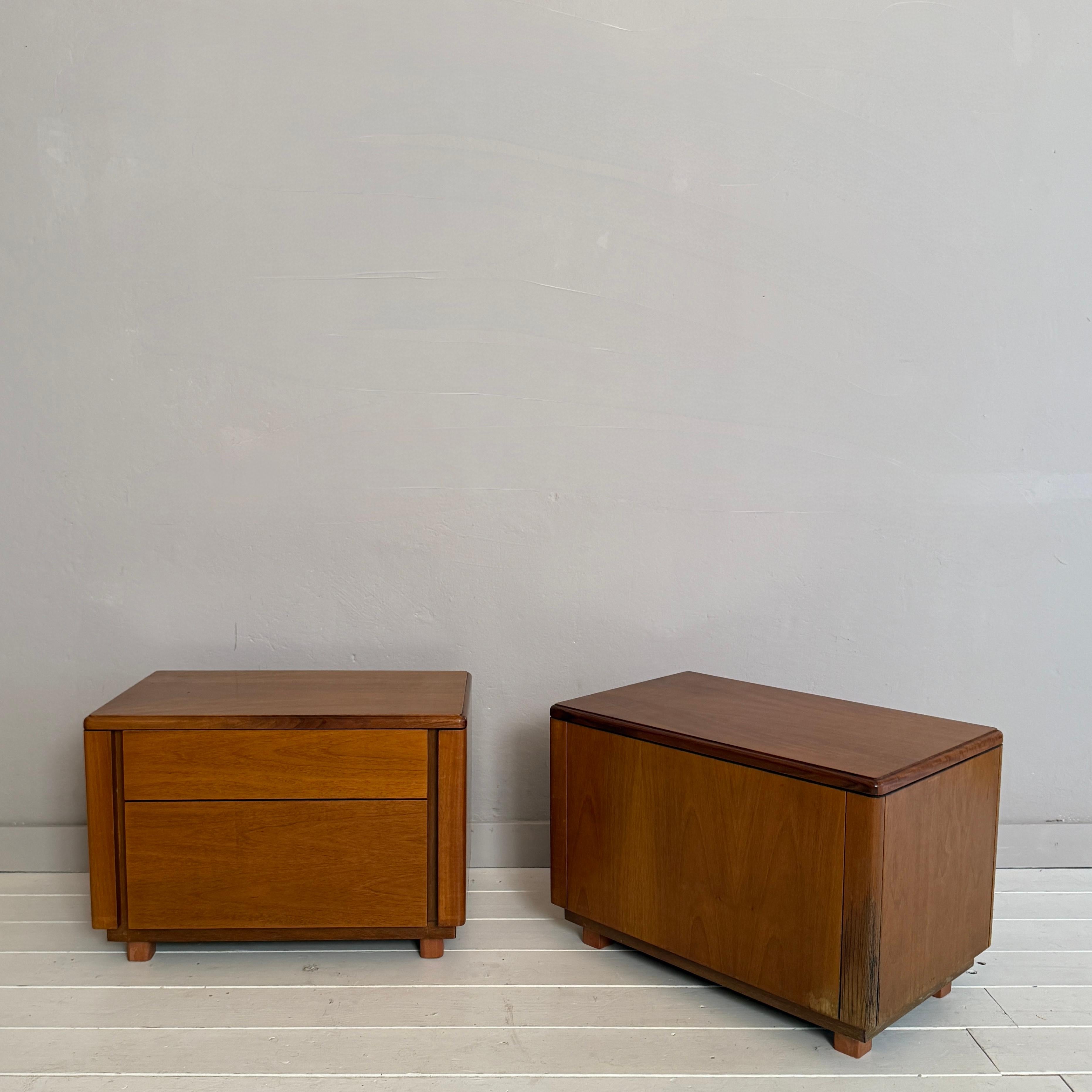 Pair of Italian Mid-Century Walnut Bedside Tables with Two Drawers, 1960s en vente 2