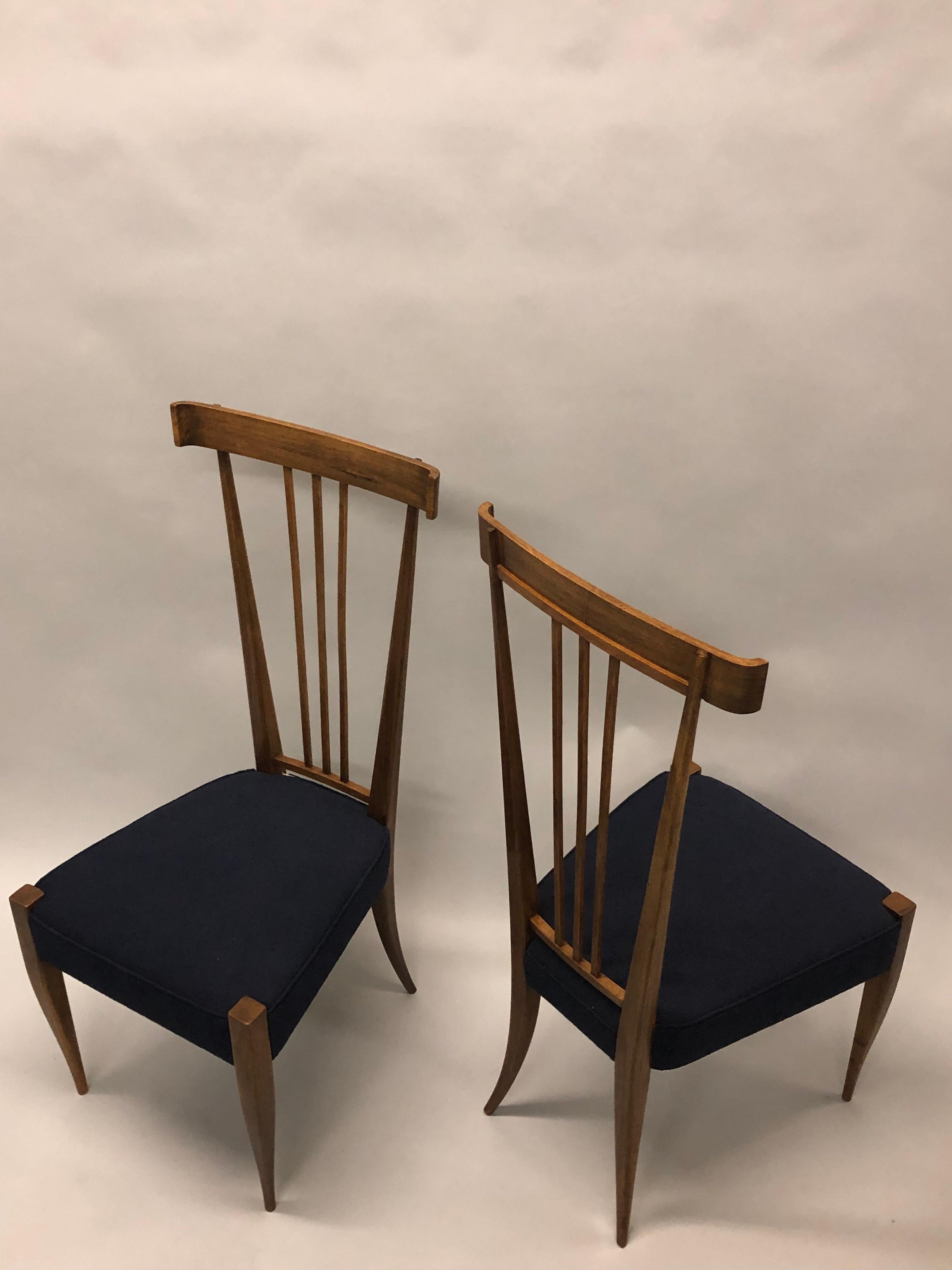 Mid-Century Modern Pair of Italian Midcentury Modern Walnut Side Chairs, Circle of Gio Ponti For Sale