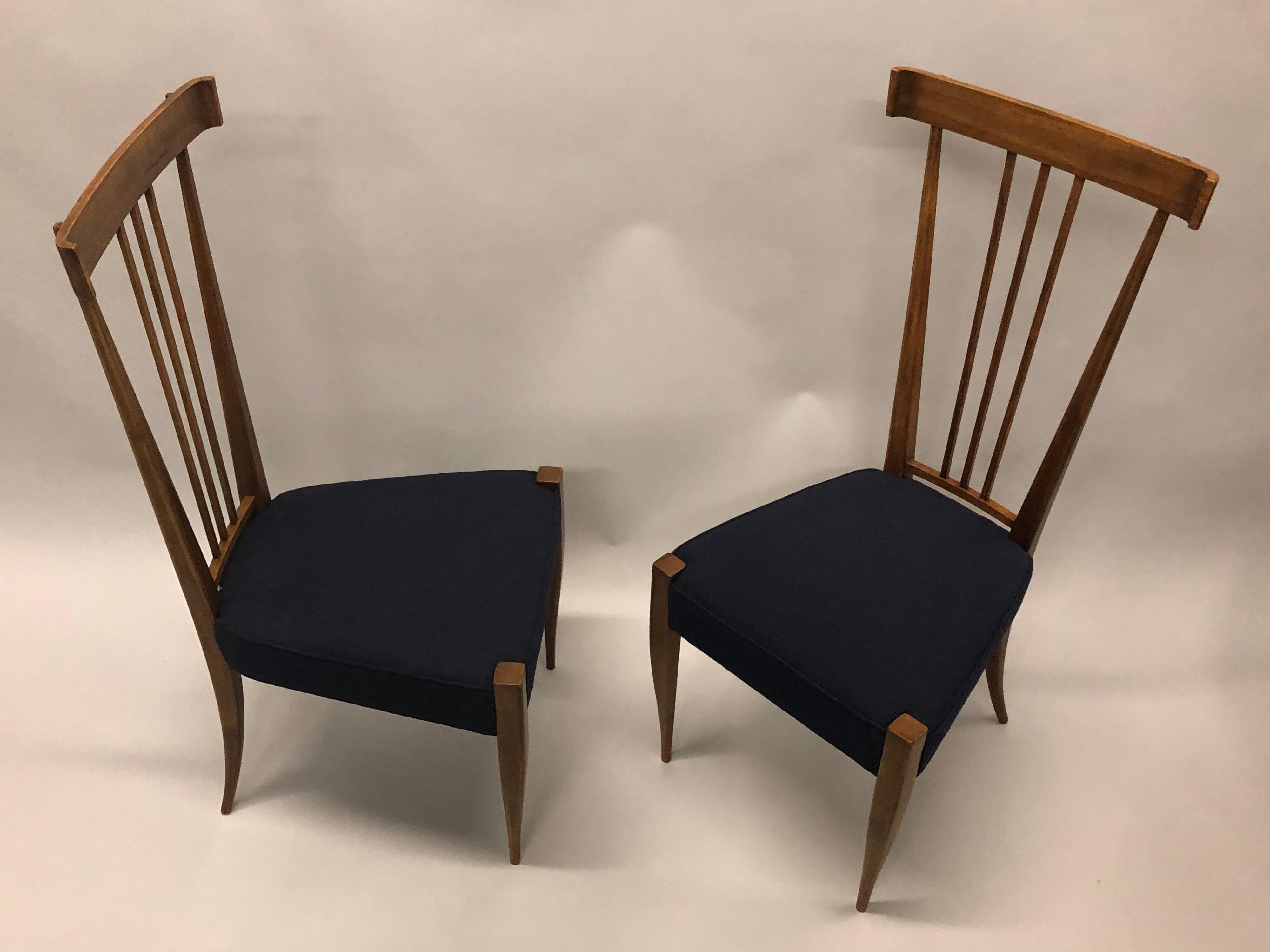 Pareja de sillas auxiliares italianas de nogal modernas de mediados de siglo, Círculo de Gio Ponti Italiano en venta