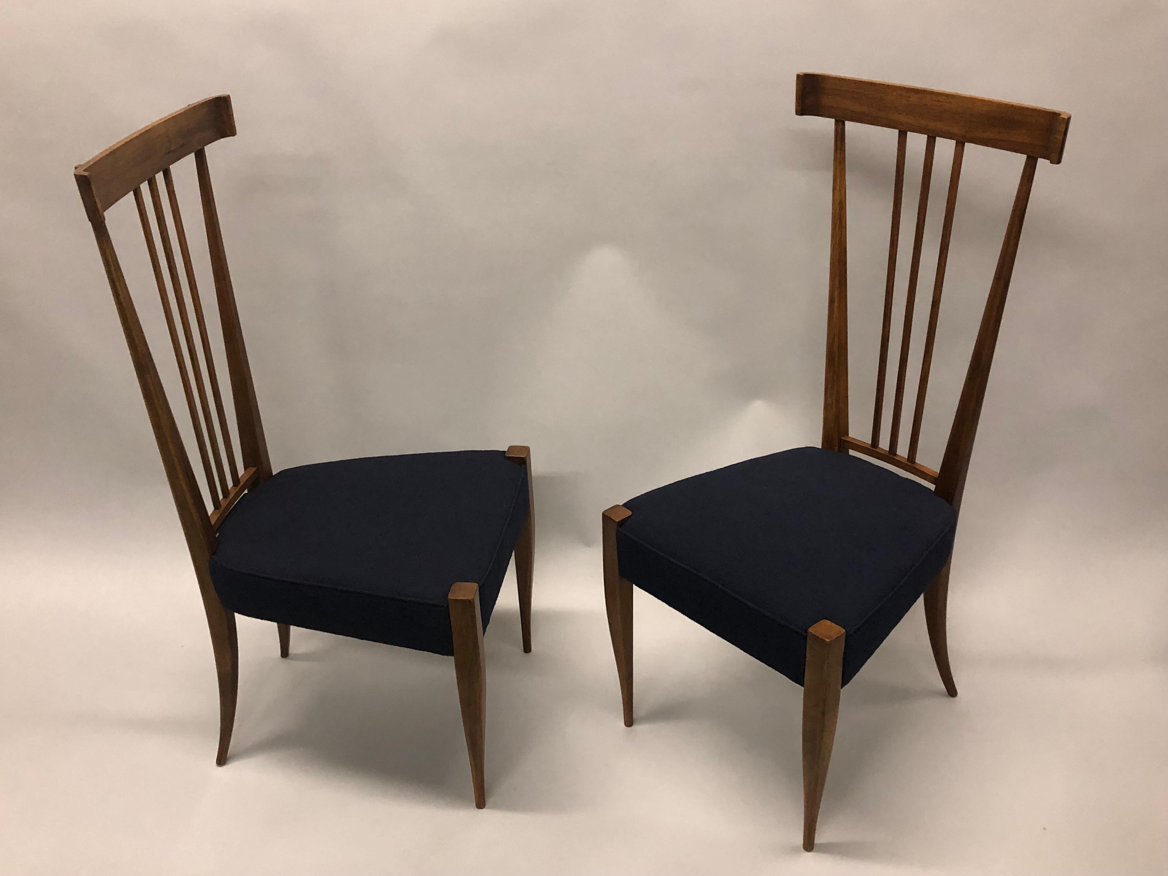 Paar moderne italienische Beistellstühle aus Nussbaumholz aus der Mitte des Jahrhunderts, Kreis Gio Ponti (Handgefertigt) im Angebot