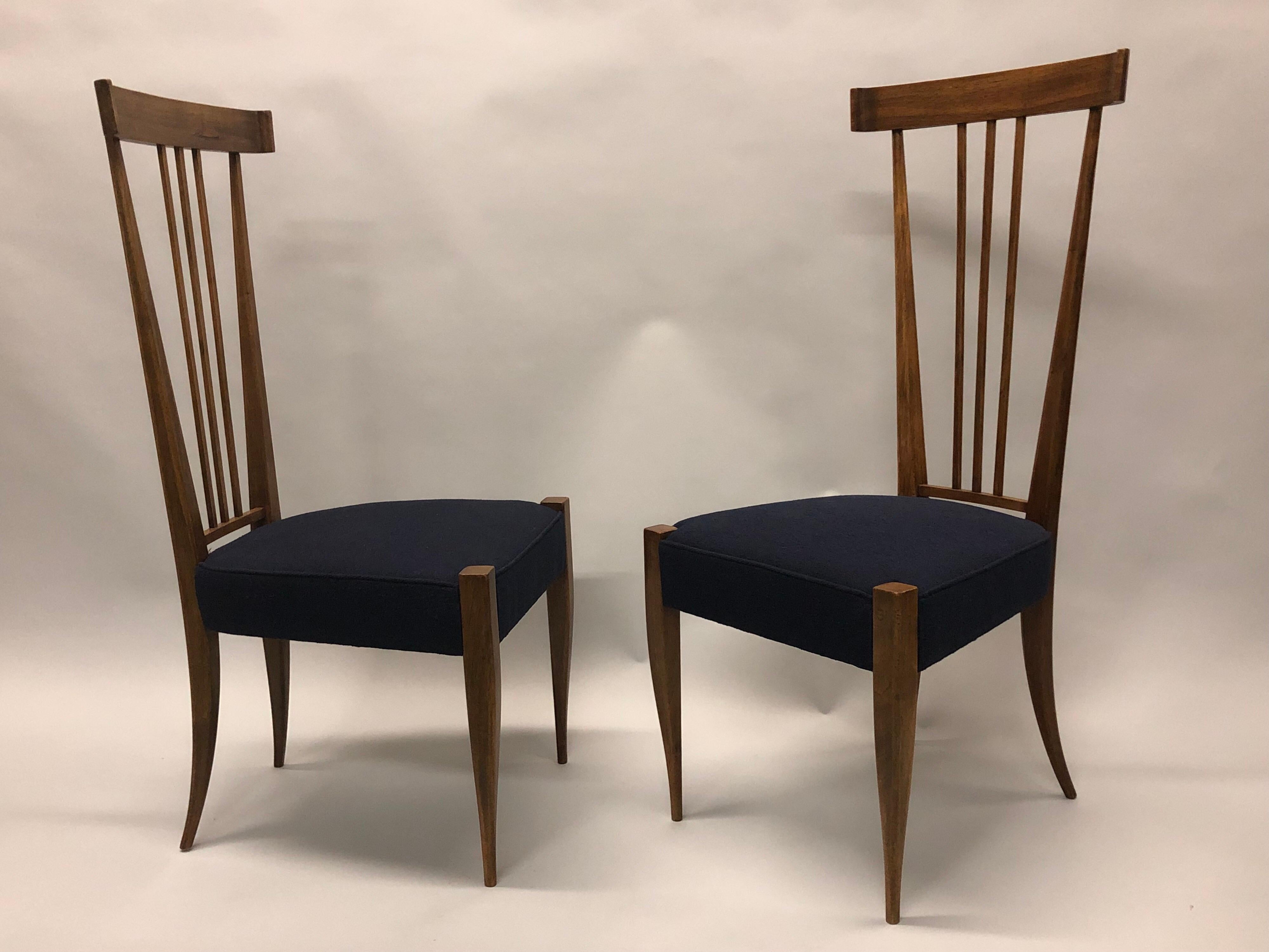 20th Century Pair of Italian Midcentury Modern Walnut Side Chairs, Circle of Gio Ponti For Sale