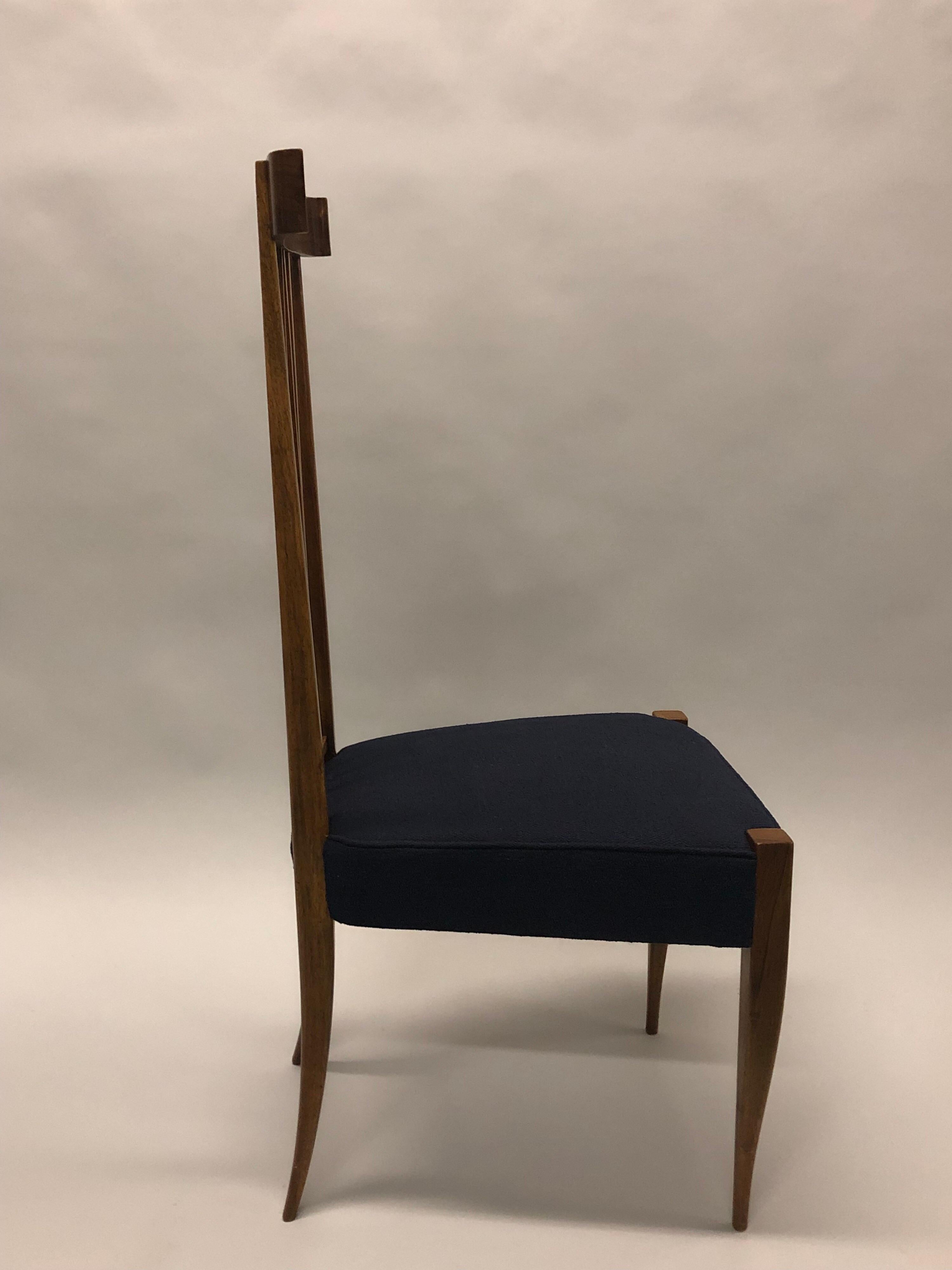 Pareja de sillas auxiliares italianas de nogal modernas de mediados de siglo, Círculo de Gio Ponti Nogal en venta