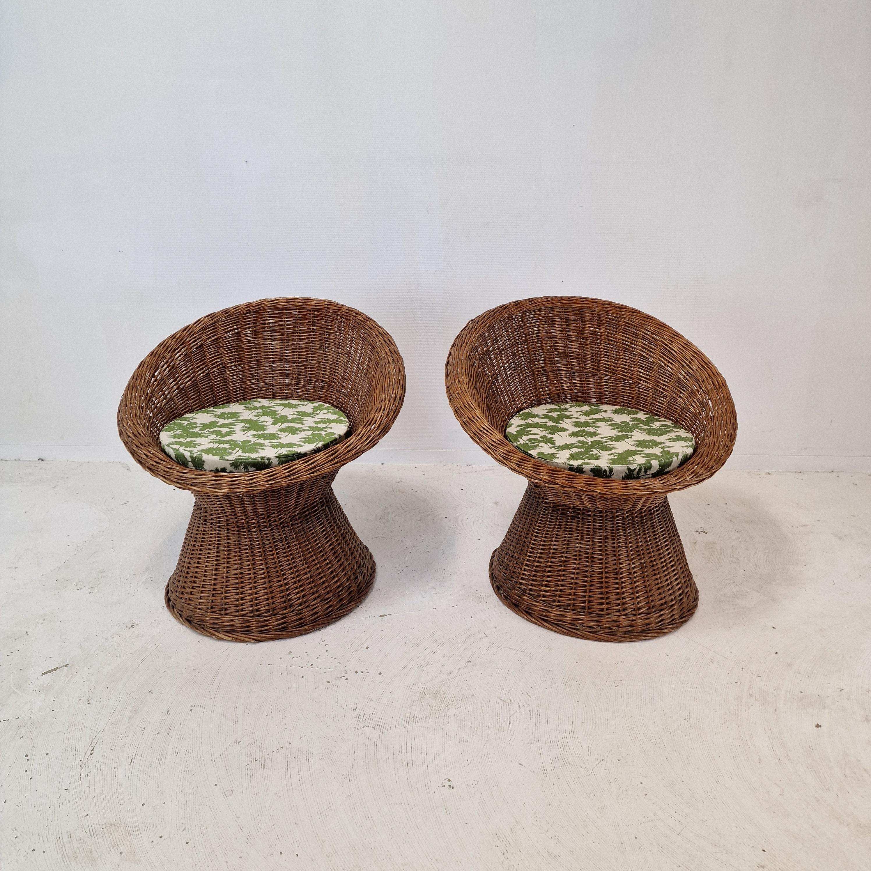 Cute pair of Italian midcentury wicker lounge chairs, 1960s. 

Very elegant shapes made with the ultimate handcraft. 

The new cushions are upholstered with stunning Dedar Italy fabric.

The set is in good condition with the normal using