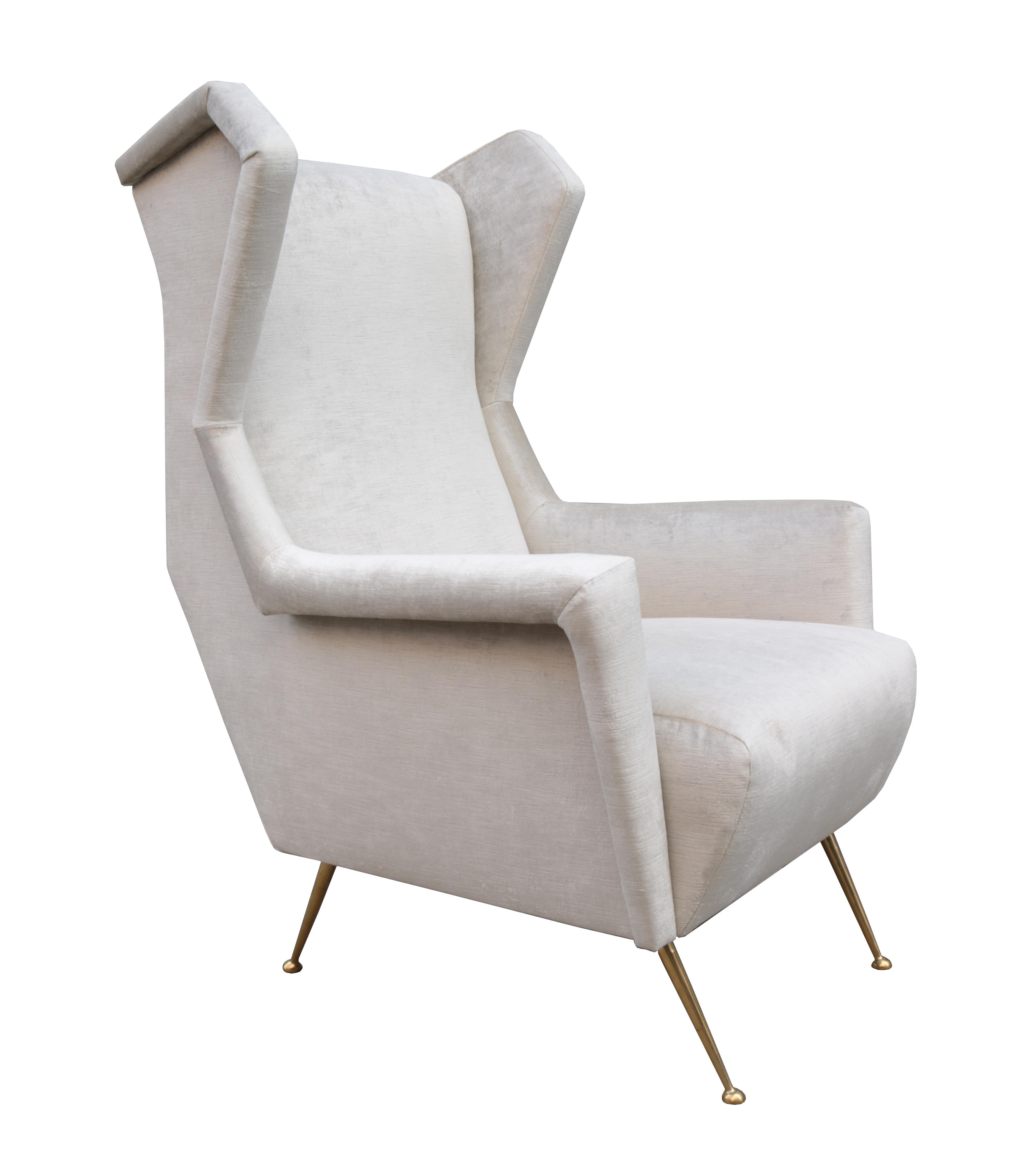 A pair of Italian midcentury wing chairs.
Upholstered frames with patinated brass legs.
 
  