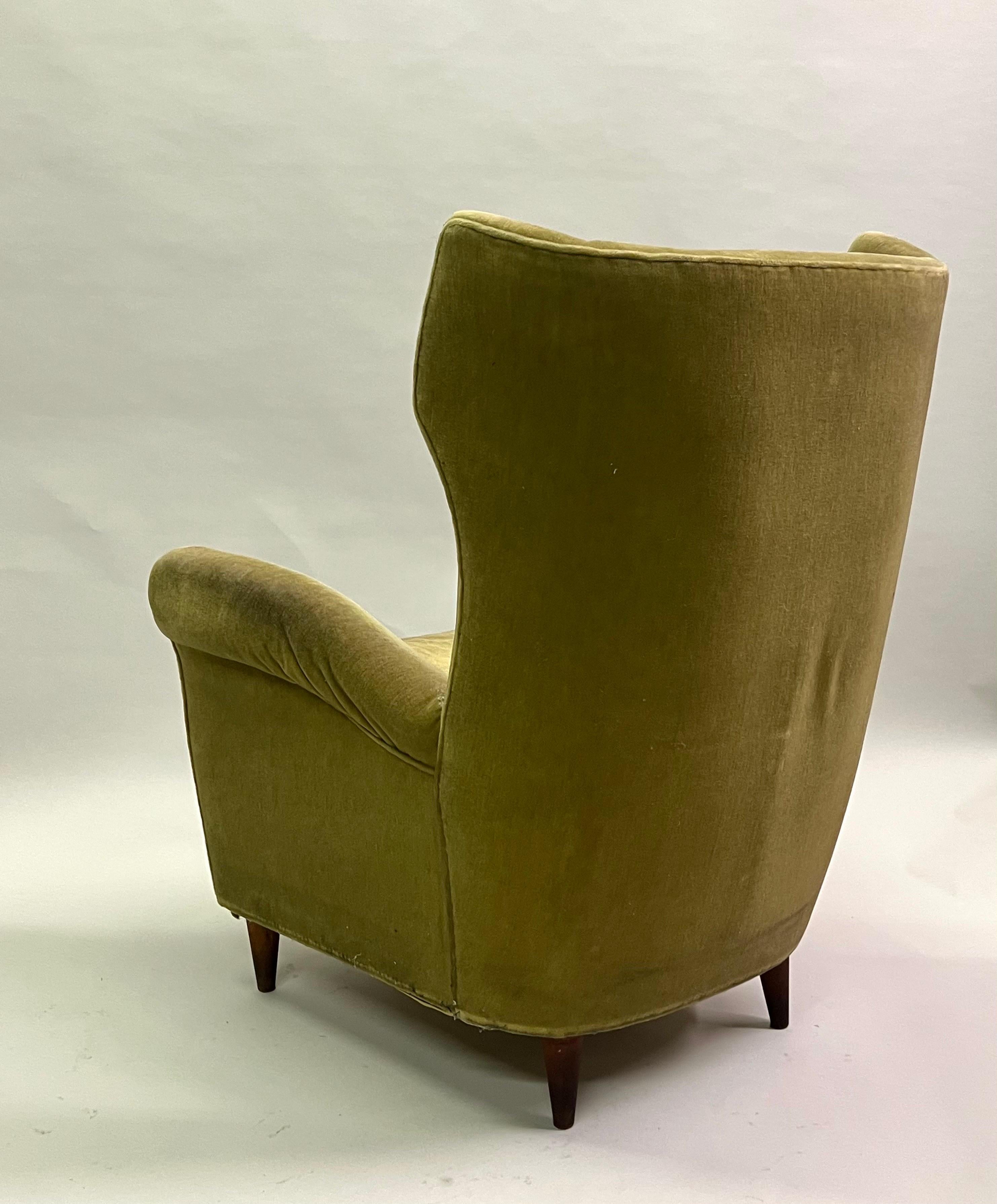 Mid-Century Modern Pair of Italian Mid-Century Wingback Lounge Chairs Attr. to Gio Ponti, Model 512 For Sale