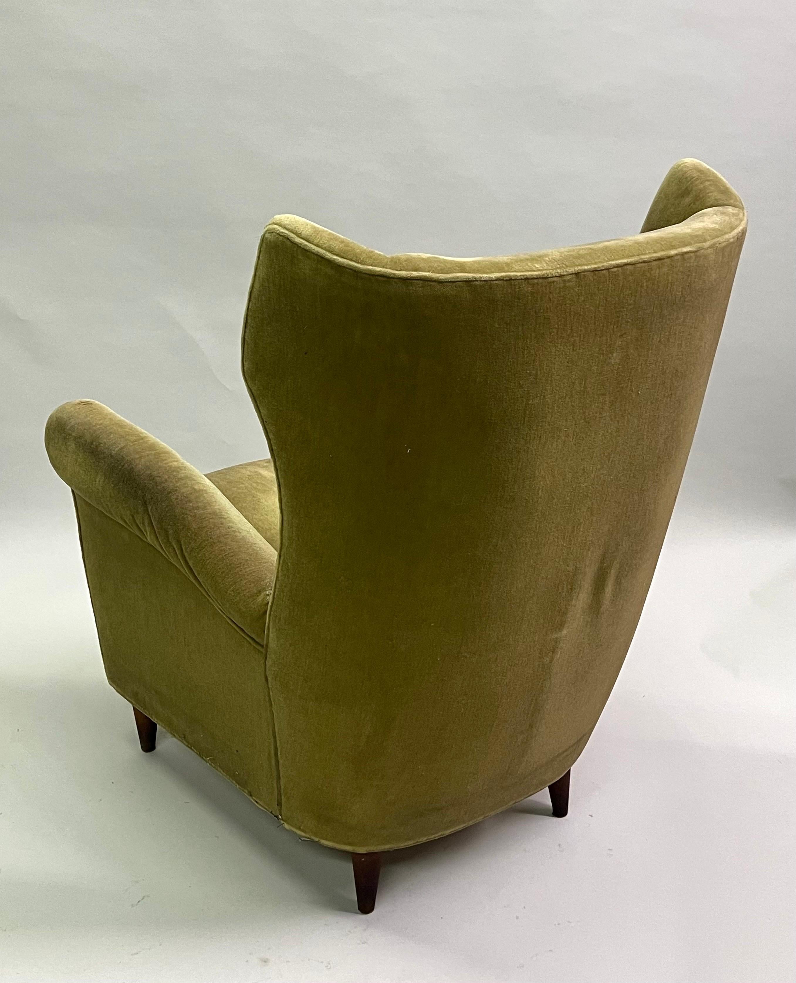 Pair of Italian Mid-Century Wingback Lounge Chairs Attr. to Gio Ponti, Model 512 In Good Condition For Sale In New York, NY