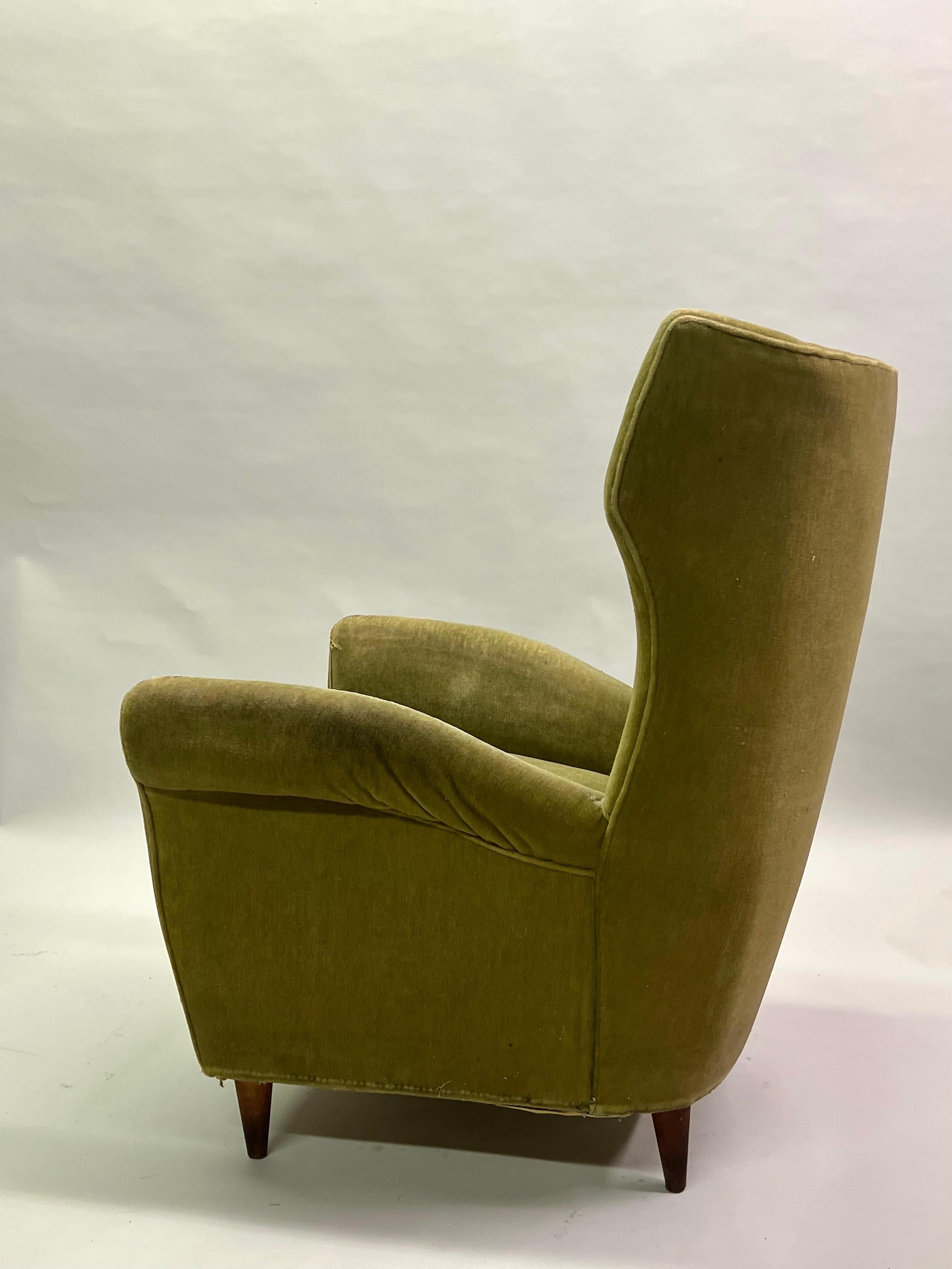 Upholstery Pair of Italian Mid-Century Wingback Lounge Chairs Attr. to Gio Ponti, Model 512 For Sale