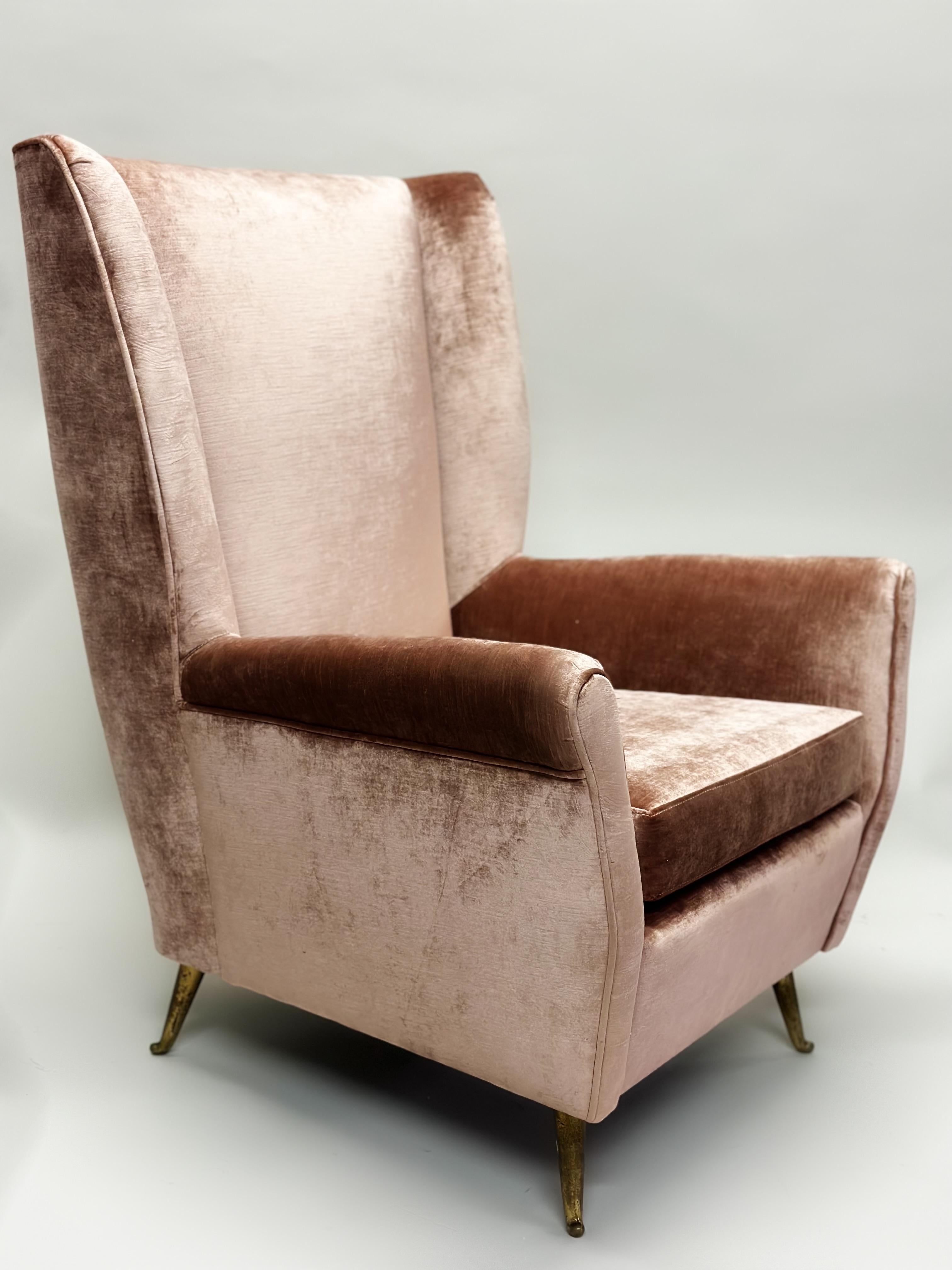 Mid-Century Modern Pair of Italian Mid-Century Wingback Lounge Chairs by Isa Bergamo For Sale