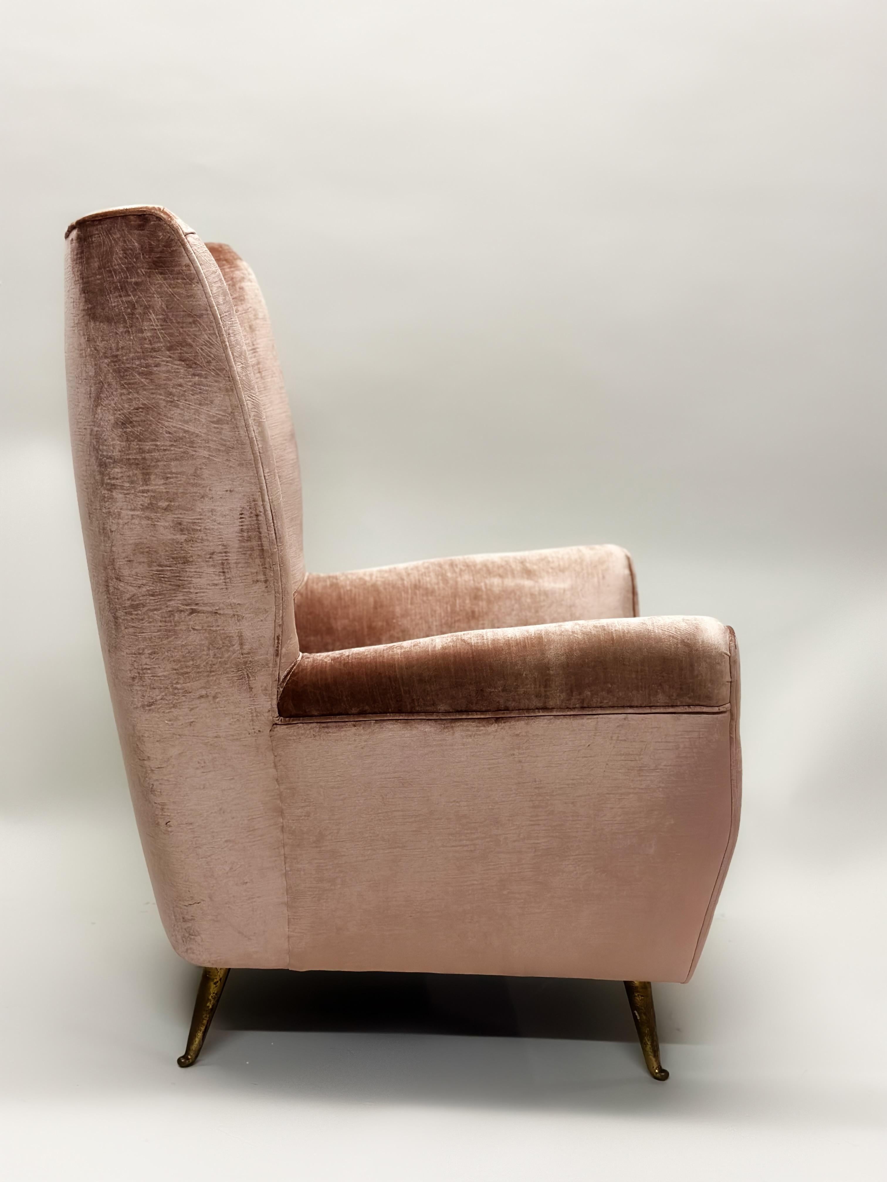 20th Century Pair of Italian Mid-Century Wingback Lounge Chairs by Isa Bergamo For Sale