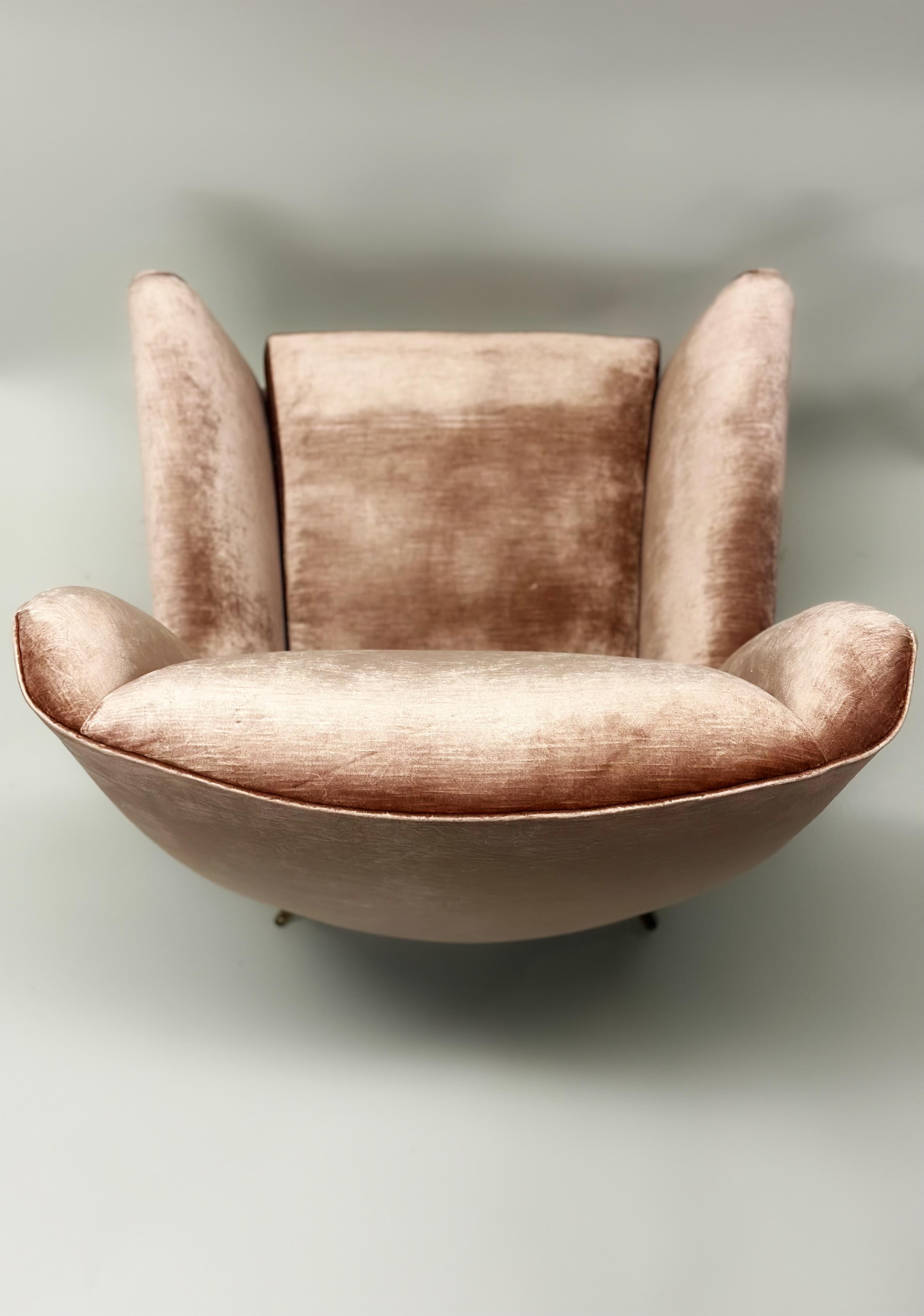 Tissu d'ameublement Paire de fauteuils de salon italiens Wingback du milieu du siècle dernier par Isa Bergamo en vente