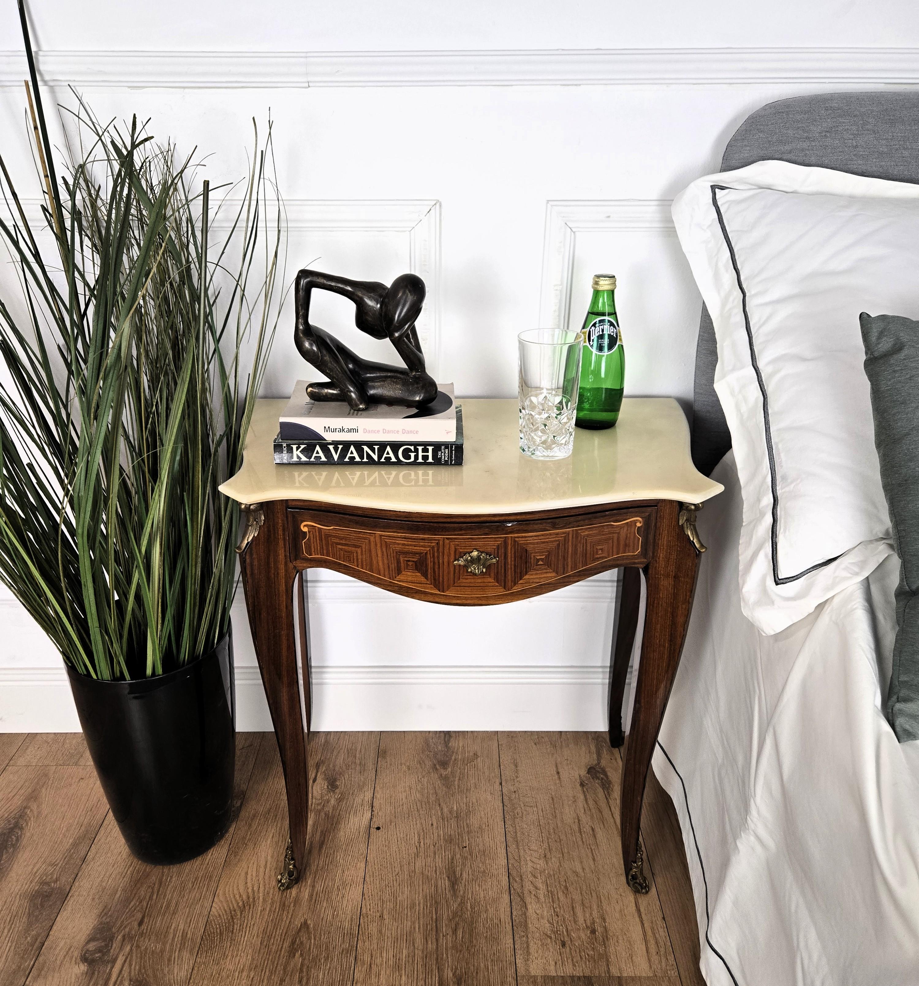 Incredibilmente elegante, importante e raffinata coppia di comodini neoclassici italiani con struttura notevolmente sagomata e gambe cabriole decorate a intaglio con bellissimo piano in marmo bianco e cassetti, completati da decori, maniglie e