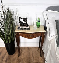 Pareja de mesillas de noche italianas de mediados de siglo de madera con tapa de mármol