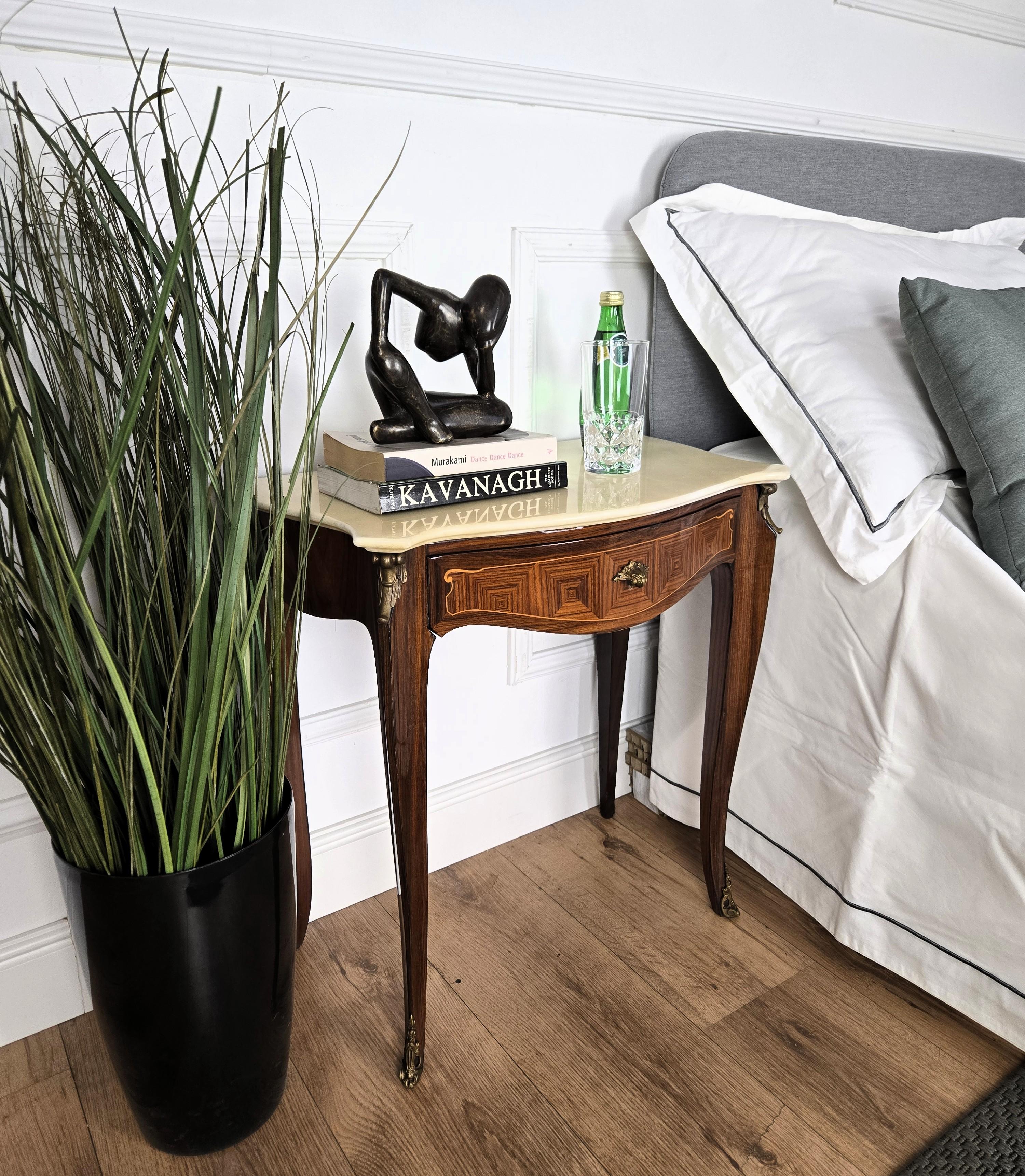 Art Déco Coppia di comodini con piano in marmo in legno della metà del secolo scorso in vendita