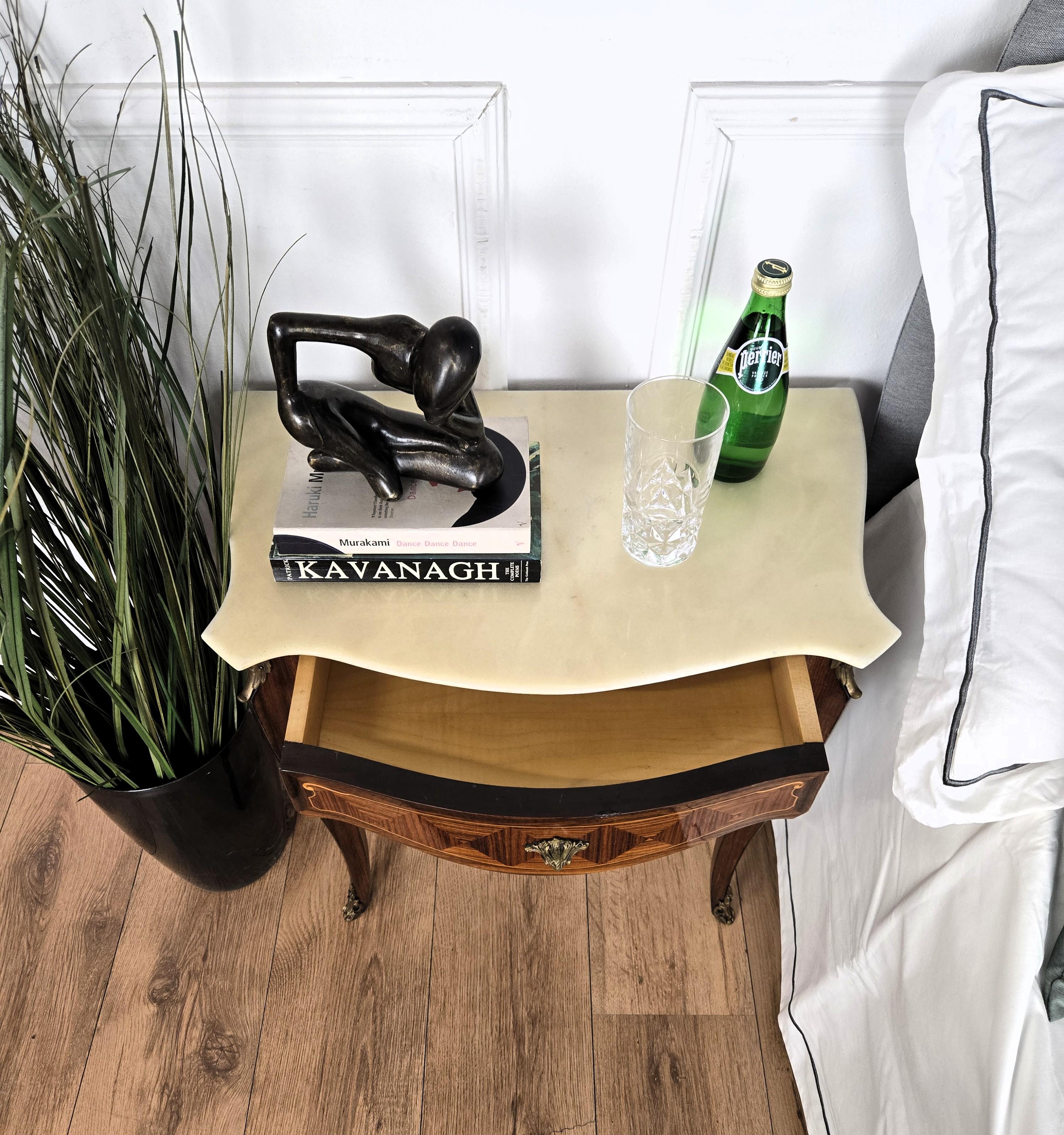 Italiano Coppia di comodini con piano in marmo in legno della metà del secolo scorso in vendita