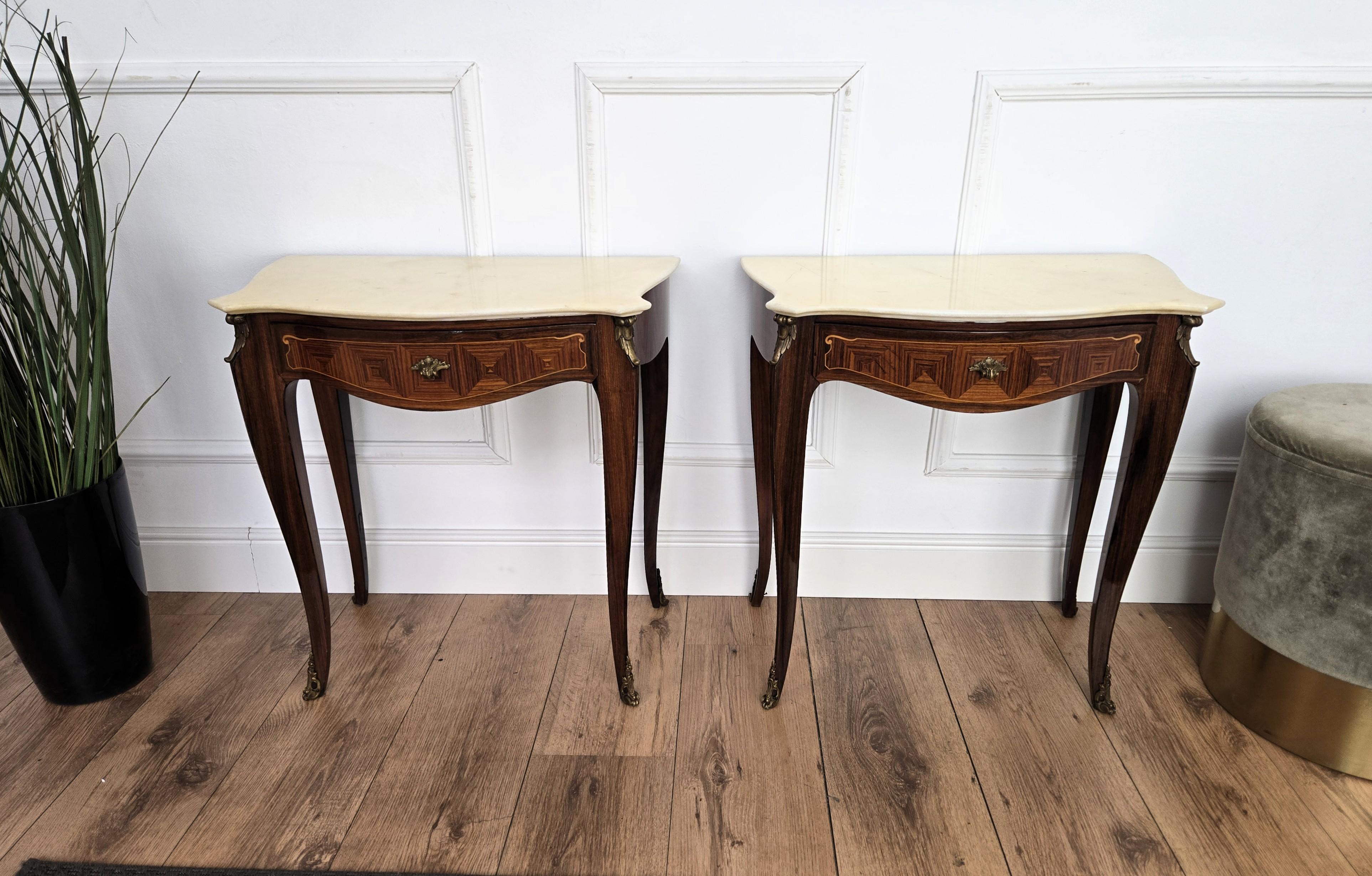 Coppia di comodini con piano in marmo in legno della metà del secolo scorso In condizioni buone in vendita a Carimate, Como