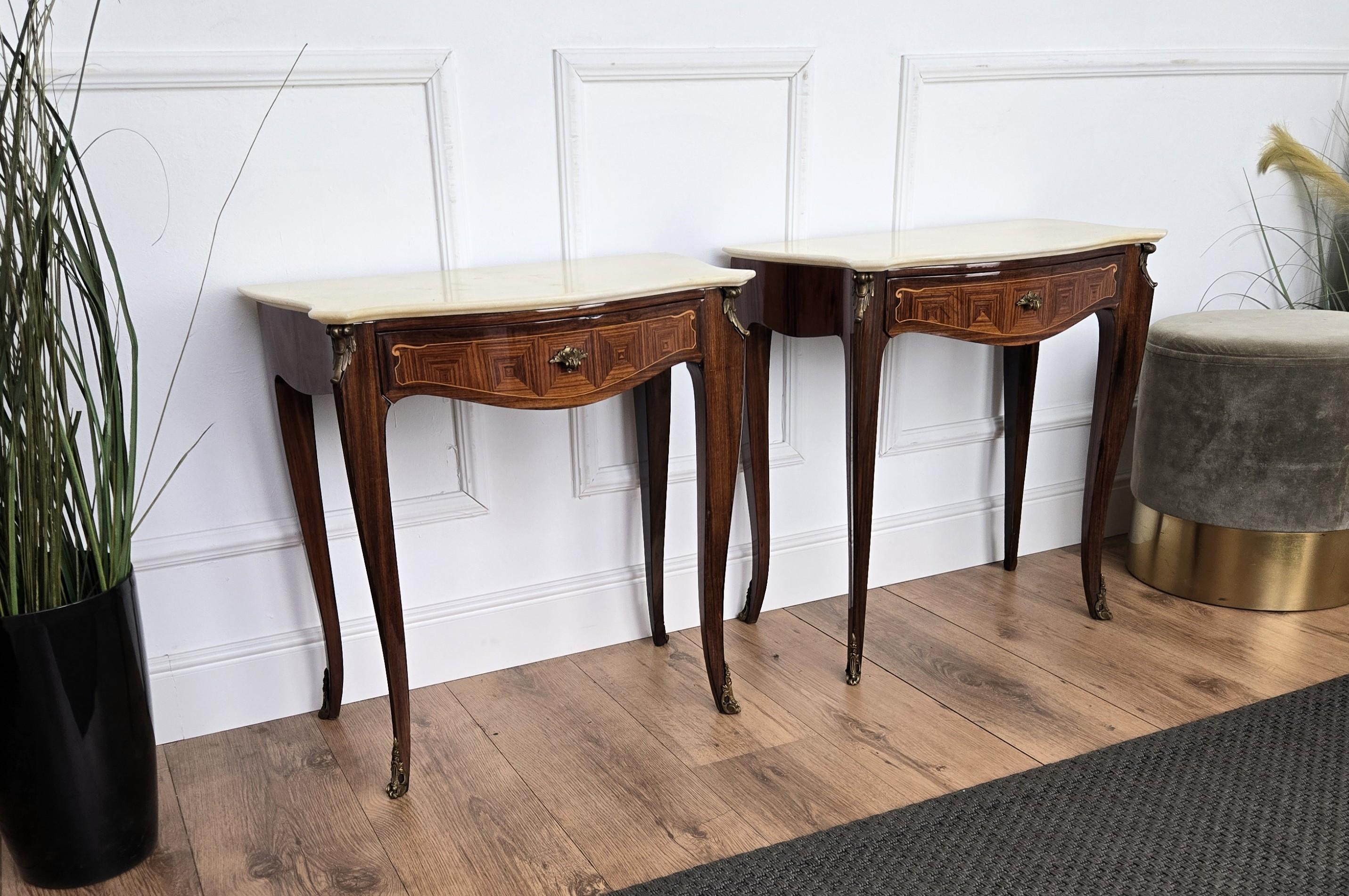 XX secolo Coppia di comodini con piano in marmo in legno della metà del secolo scorso in vendita