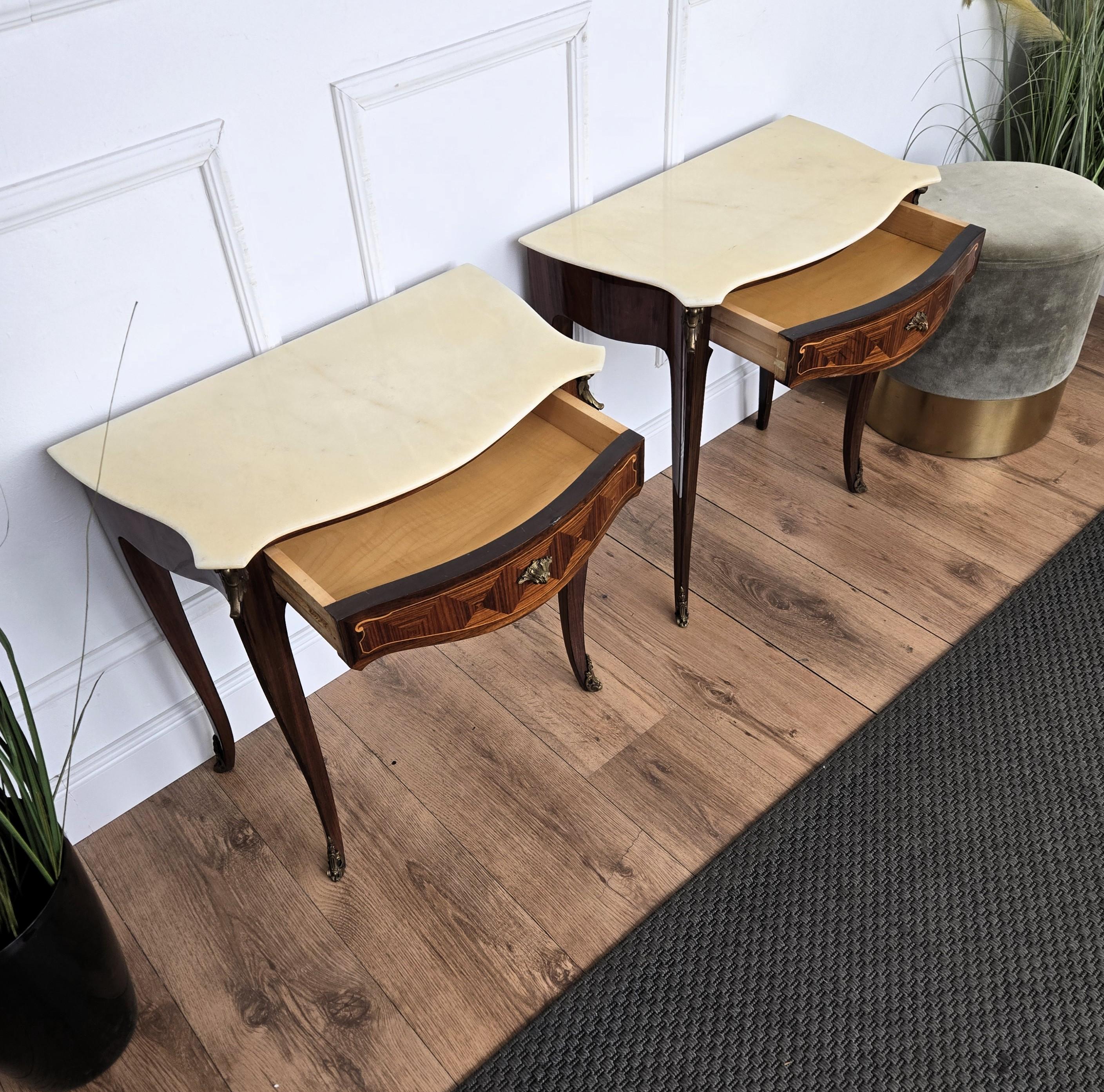 Marmo Coppia di comodini con piano in marmo in legno della metà del secolo scorso in vendita