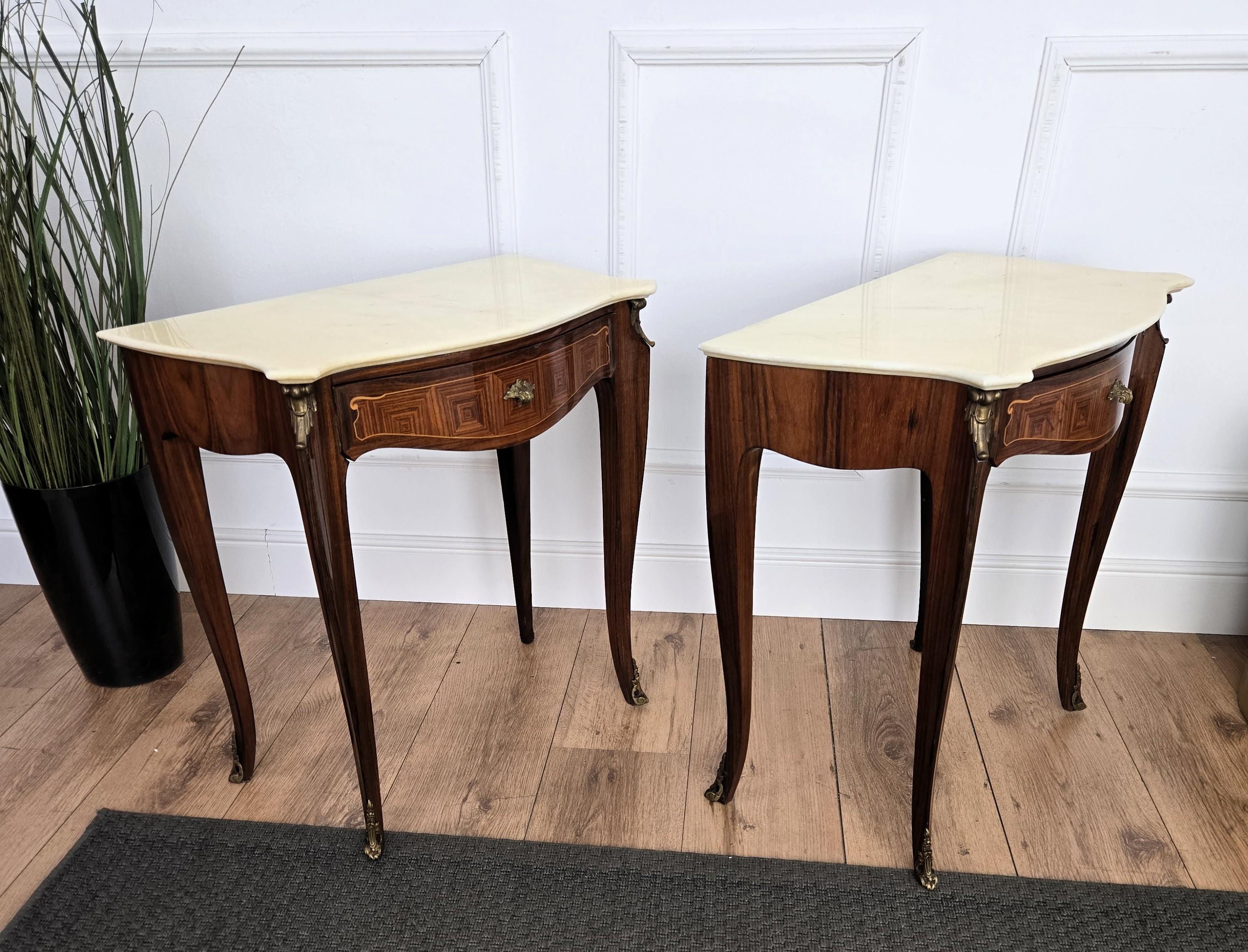 Coppia di comodini con piano in marmo in legno della metà del secolo scorso in vendita 1