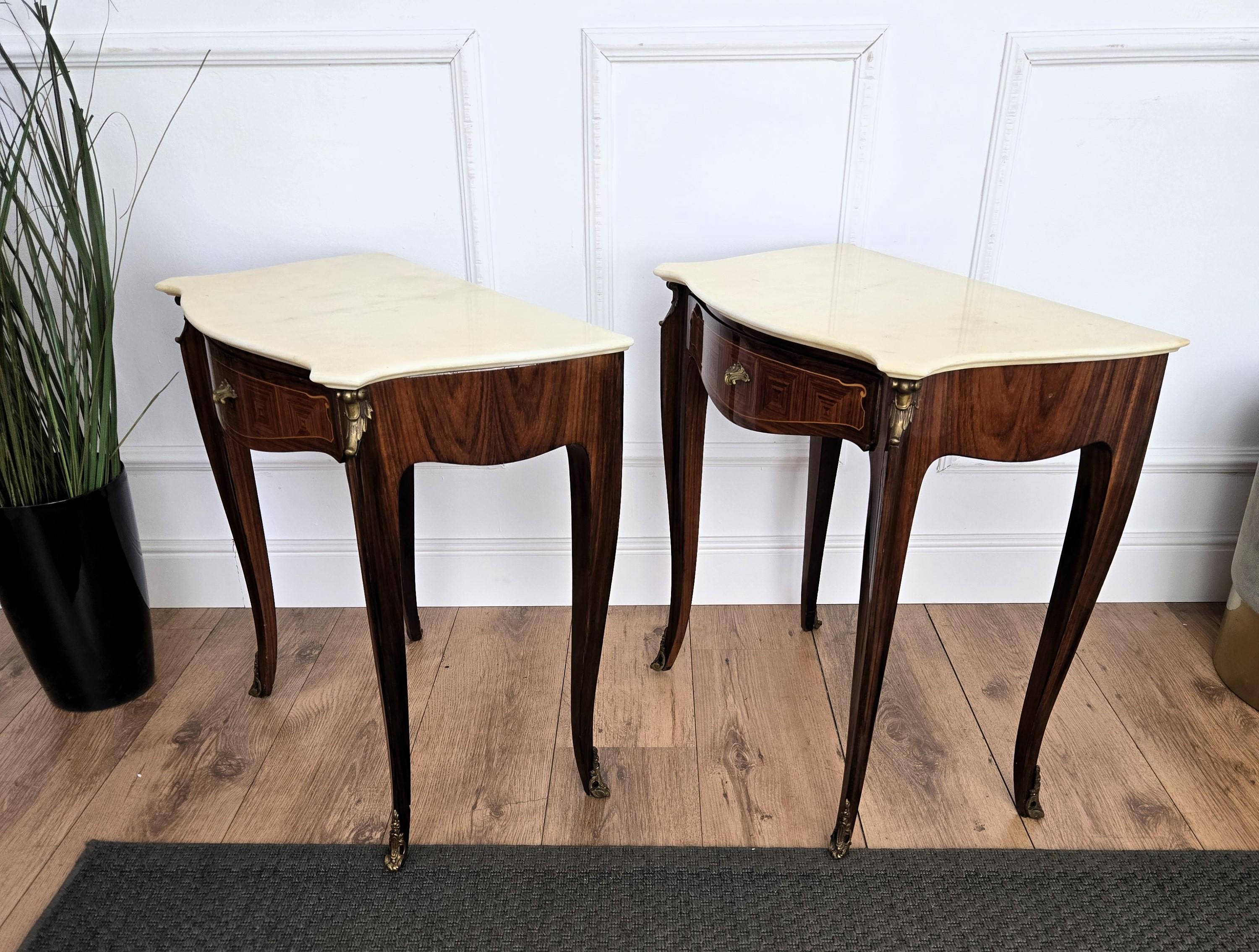 Coppia di comodini con piano in marmo in legno della metà del secolo scorso in vendita 2