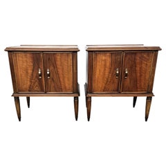 Pareja de mesillas de noche italianas de madera de mediados de siglo