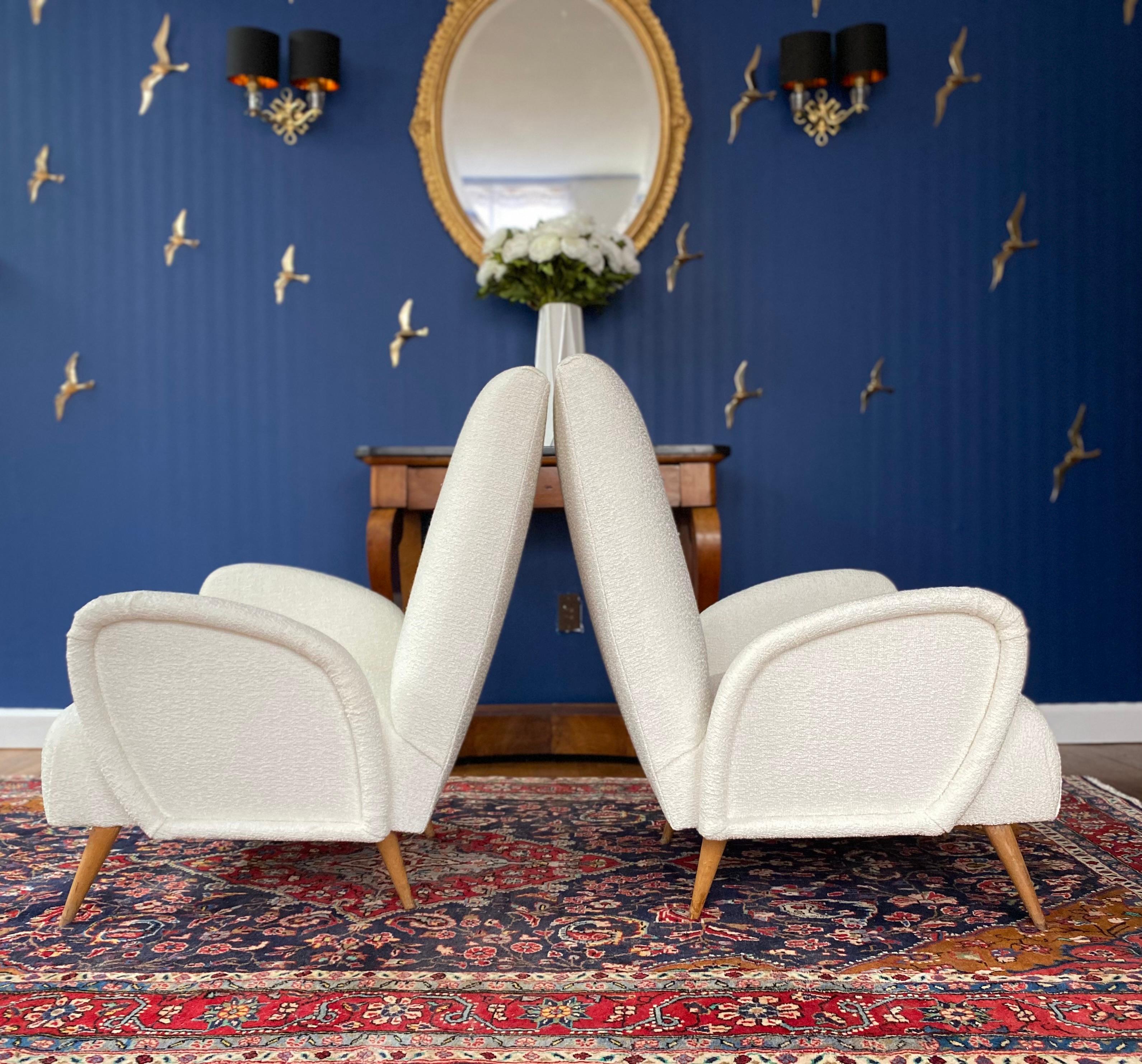 Pair of Italian midcentury armchairs Gio Ponti style club chairs in ivory bouclette.
These classic and exquisite armchairs have been fully restored and newly reupholstered in a luxurious fabric by Casamance.

