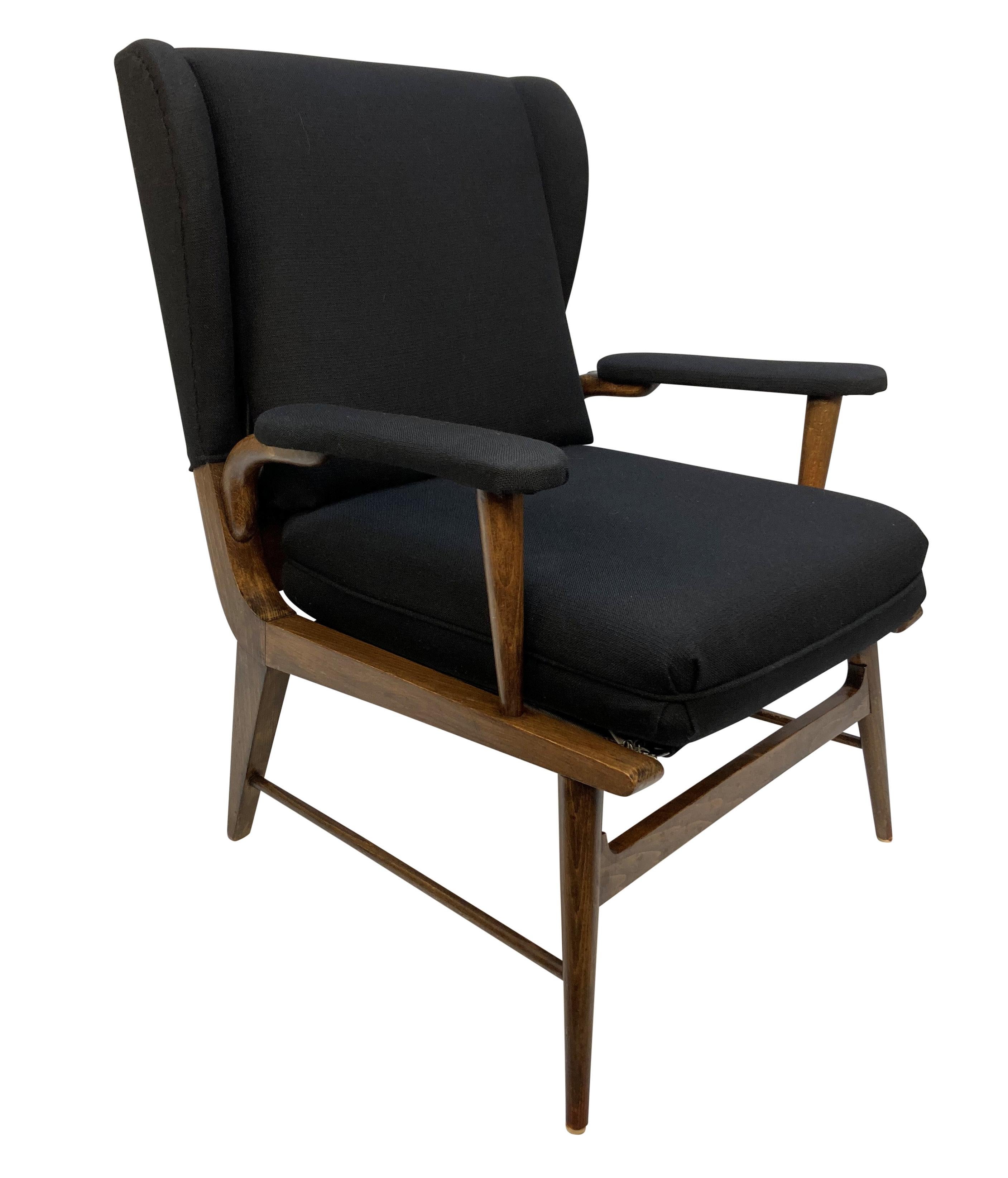 Paire de fauteuils italiens du milieu du siècle en noyer et en teck, avec sièges et dossiers à ressorts. Rembourré en laine noire.
