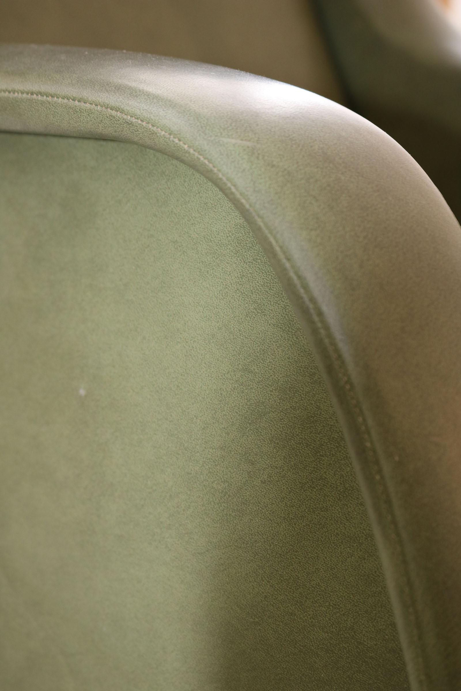 Pair of Italian Midcentury Armchairs in Original Green Fauxleather, 1950s For Sale 1