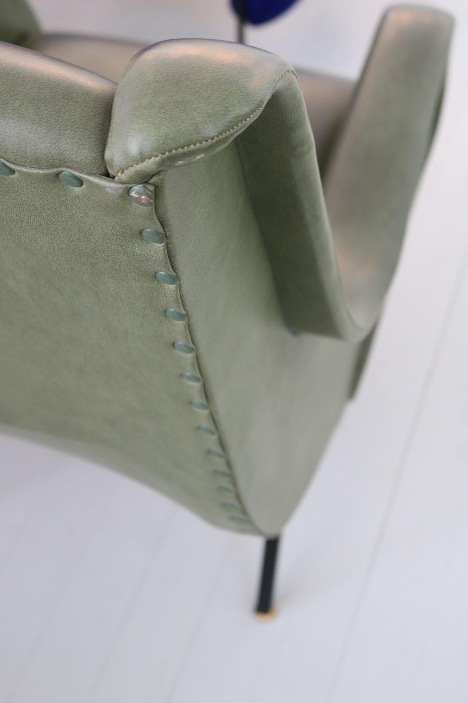 Pair of Italian Midcentury Armchairs in Original Green Fauxleather, 1950s For Sale 2