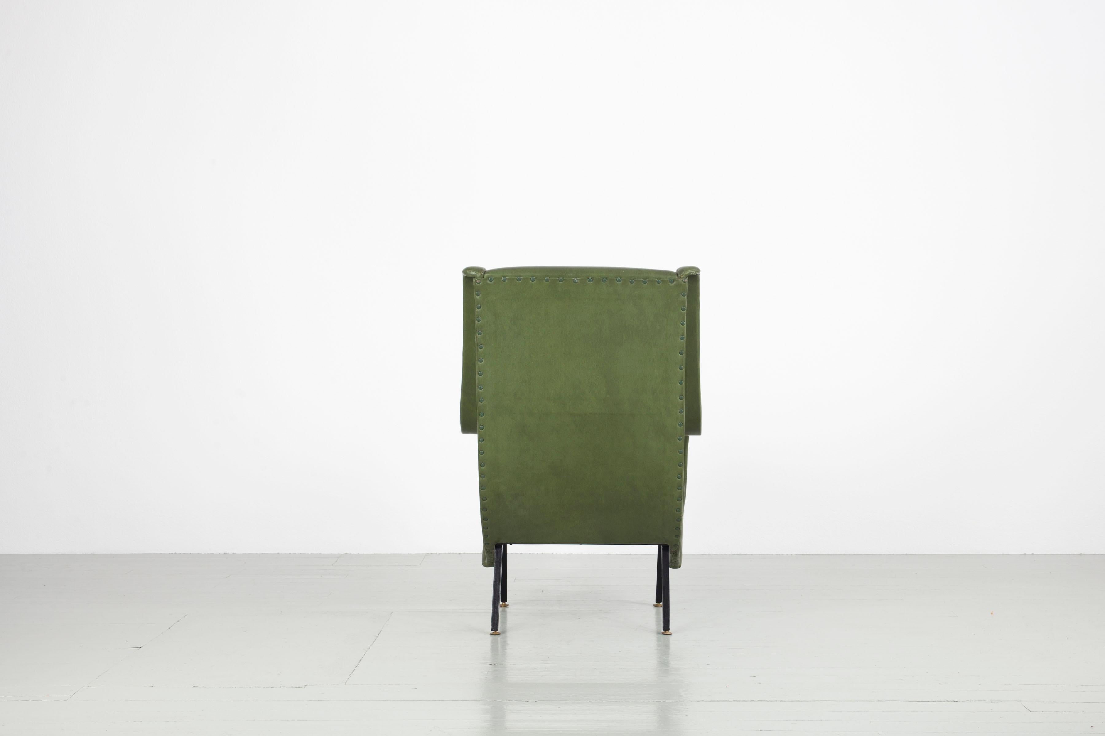 Paar italienische Sessel aus der Mitte des Jahrhunderts aus grünem Original-Kunstleder, 1950er Jahre (Geschwärzt) im Angebot