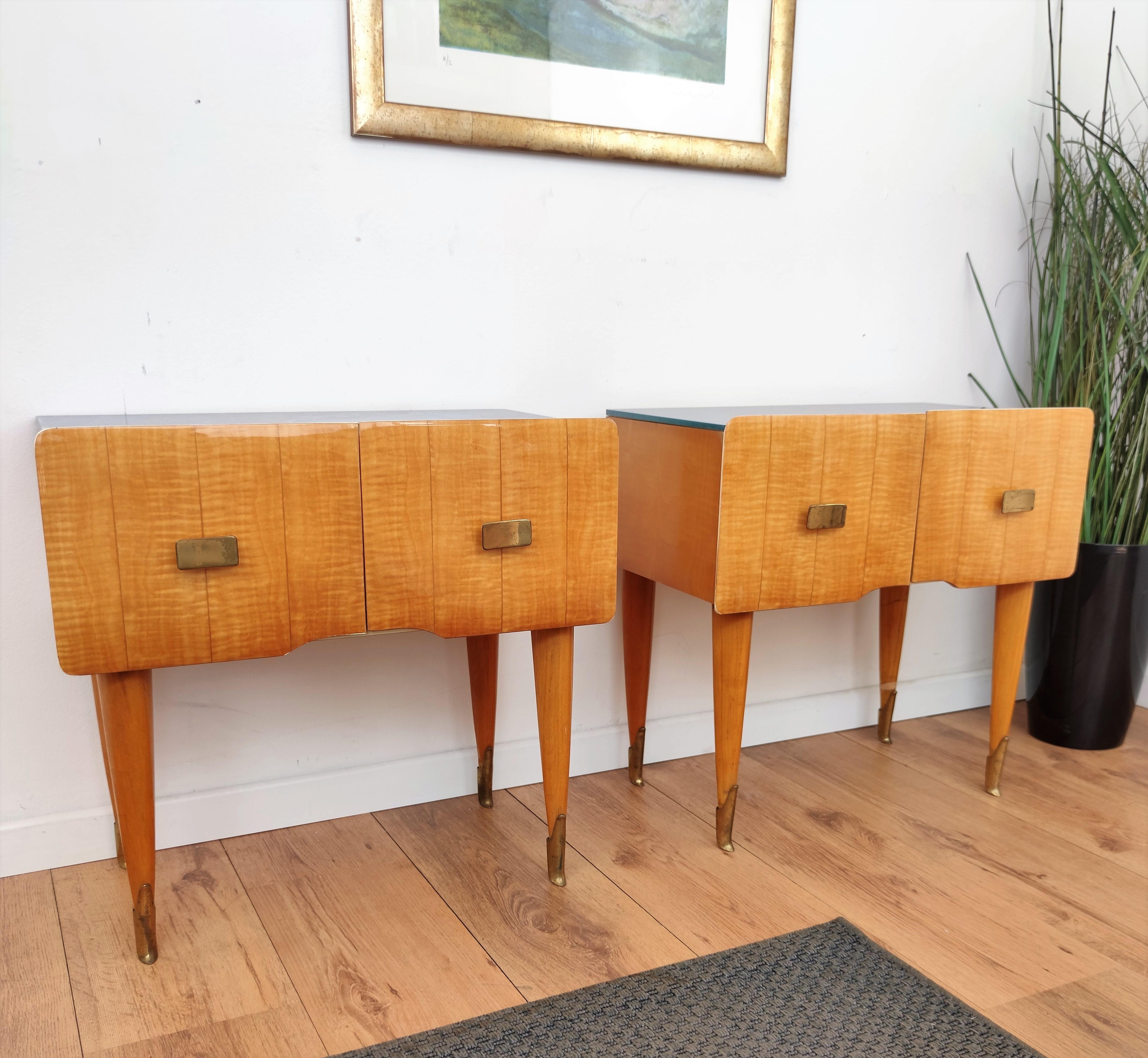 20th Century Pair of Italian Midcentury Art Deco Nightstands Bedside Tables Maple & Glass Top