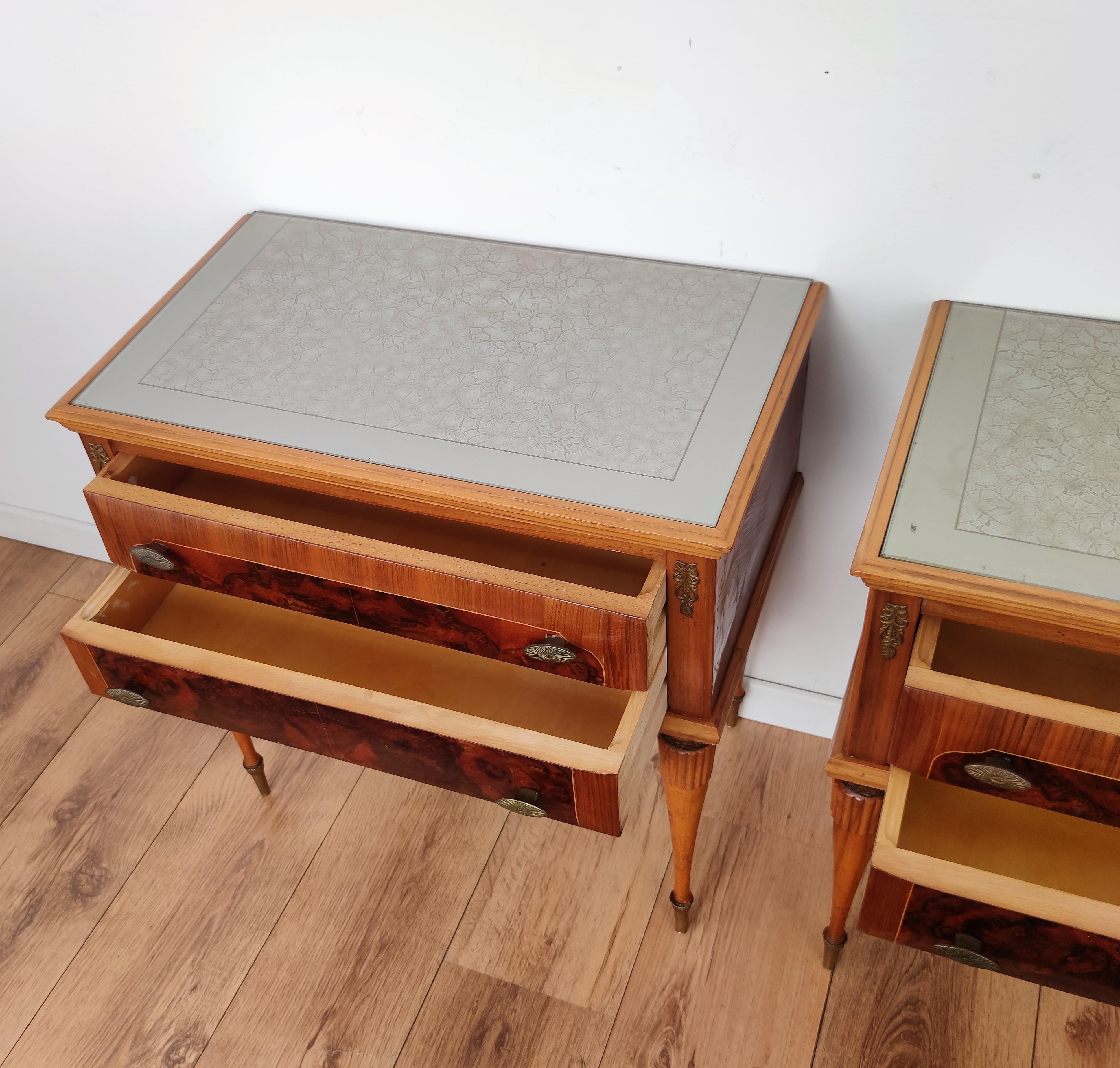 Pair of Italian Midcentury Art Deco Nightstands Bedside Tables Walnut Glass Top In Good Condition For Sale In Carimate, Como