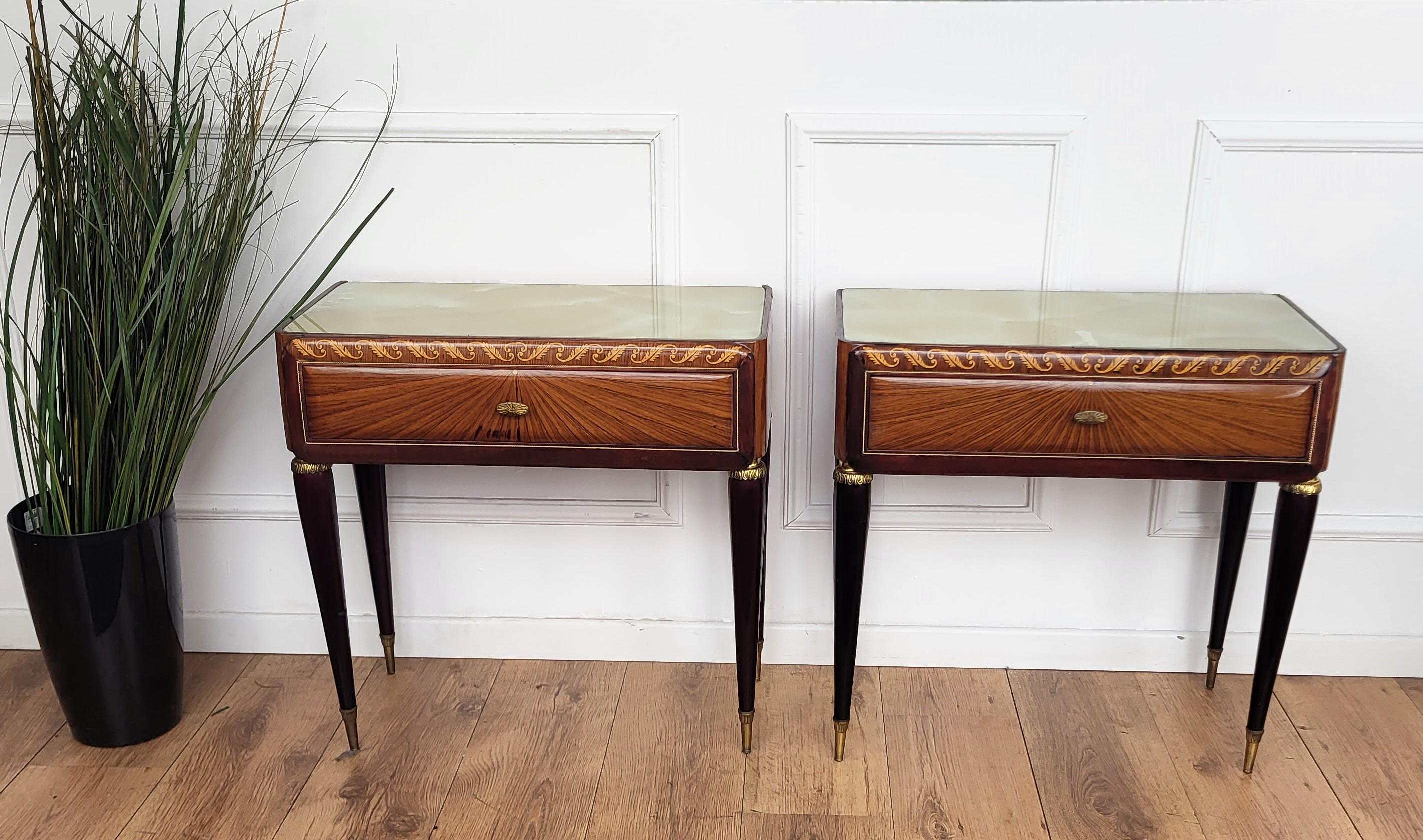 Brass Pair of Italian Midcentury Art Deco Nightstands Bedside Tables Walnut Glass Top For Sale