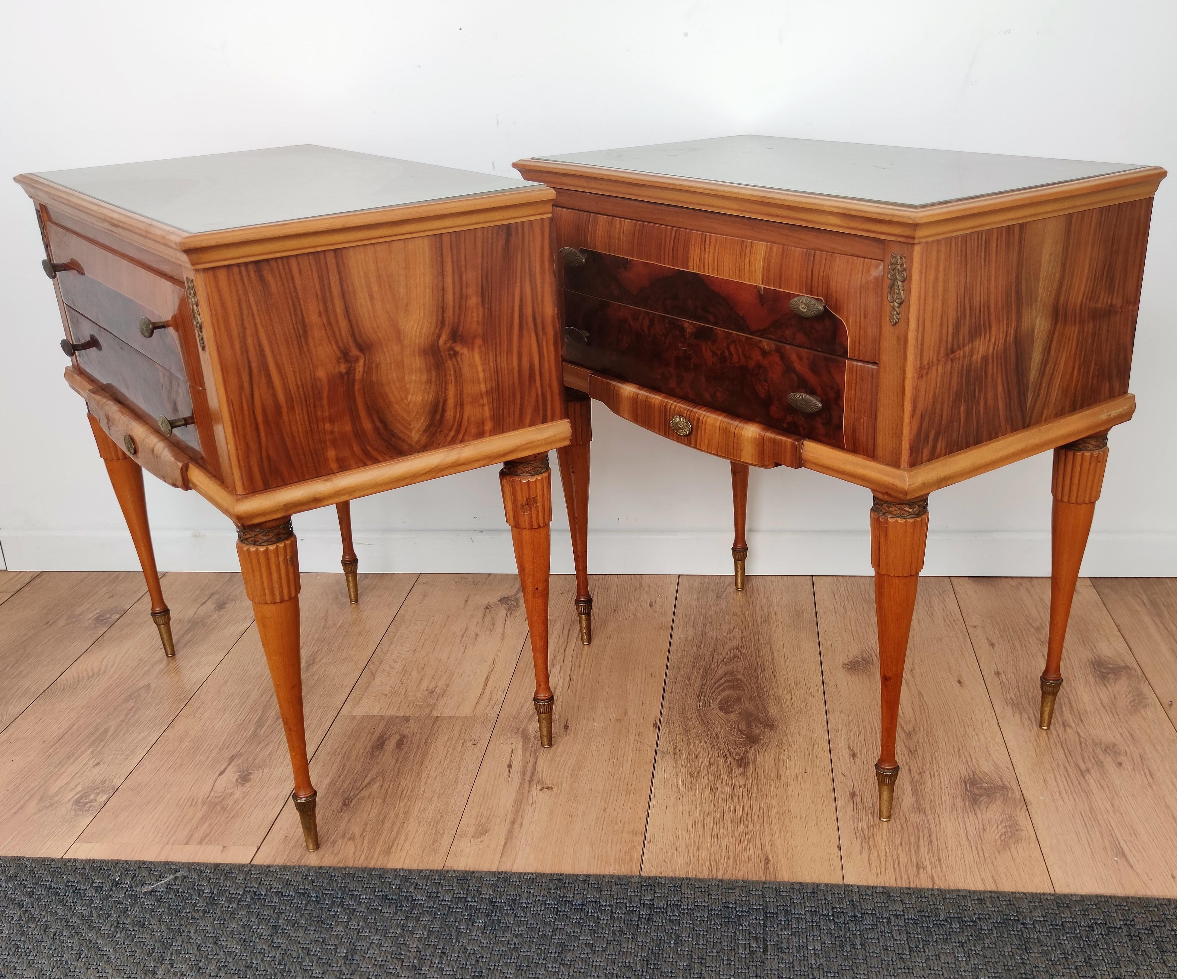 20th Century Pair of Italian Midcentury Art Deco Nightstands Bedside Tables Walnut Glass Top For Sale