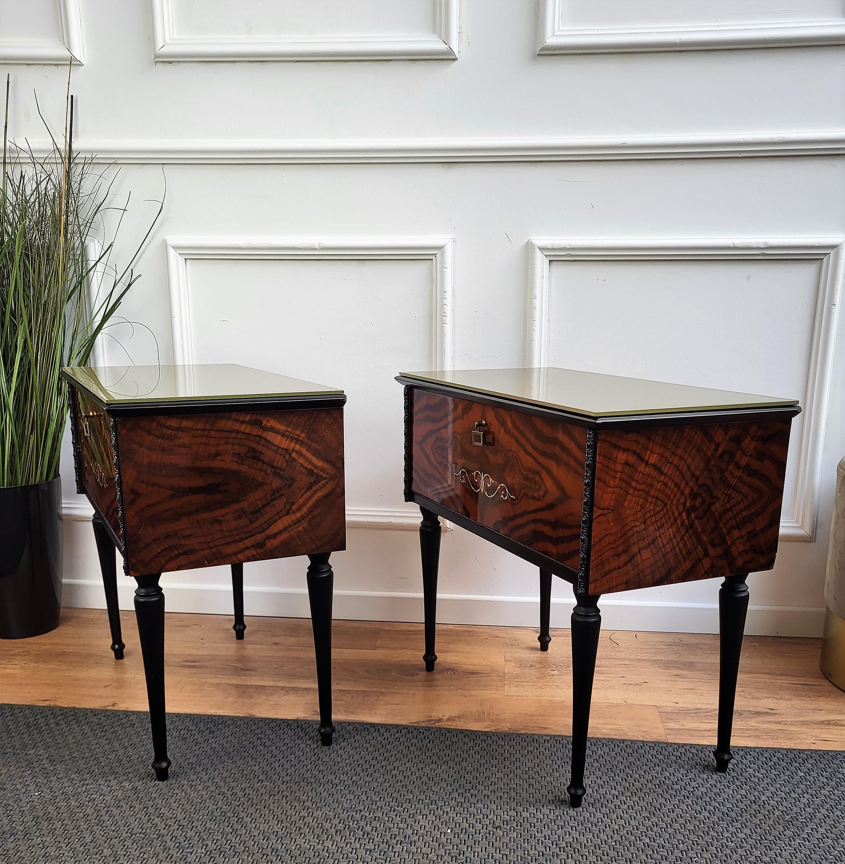 20th Century Pair of Italian Midcentury Art Deco Nightstands Bedside Tables Walnut Glass Top For Sale