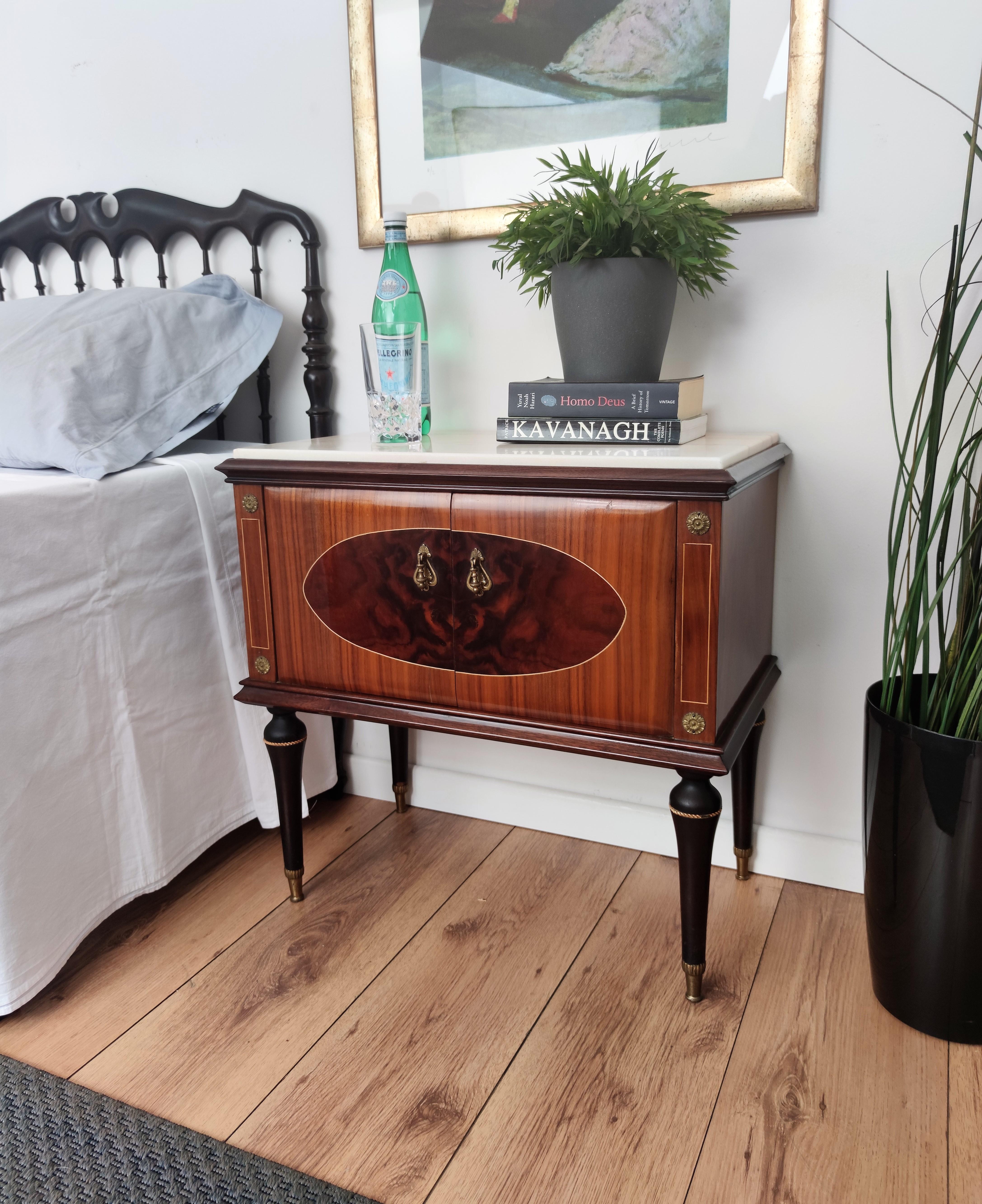 Very elegant and refined Italian 1950s pair of bedside tables with double door and great pattern decor design of the walnut veneer wood. Great details such as the brass handles and leg ends and the beautiful white and pink Portuguese marble top make