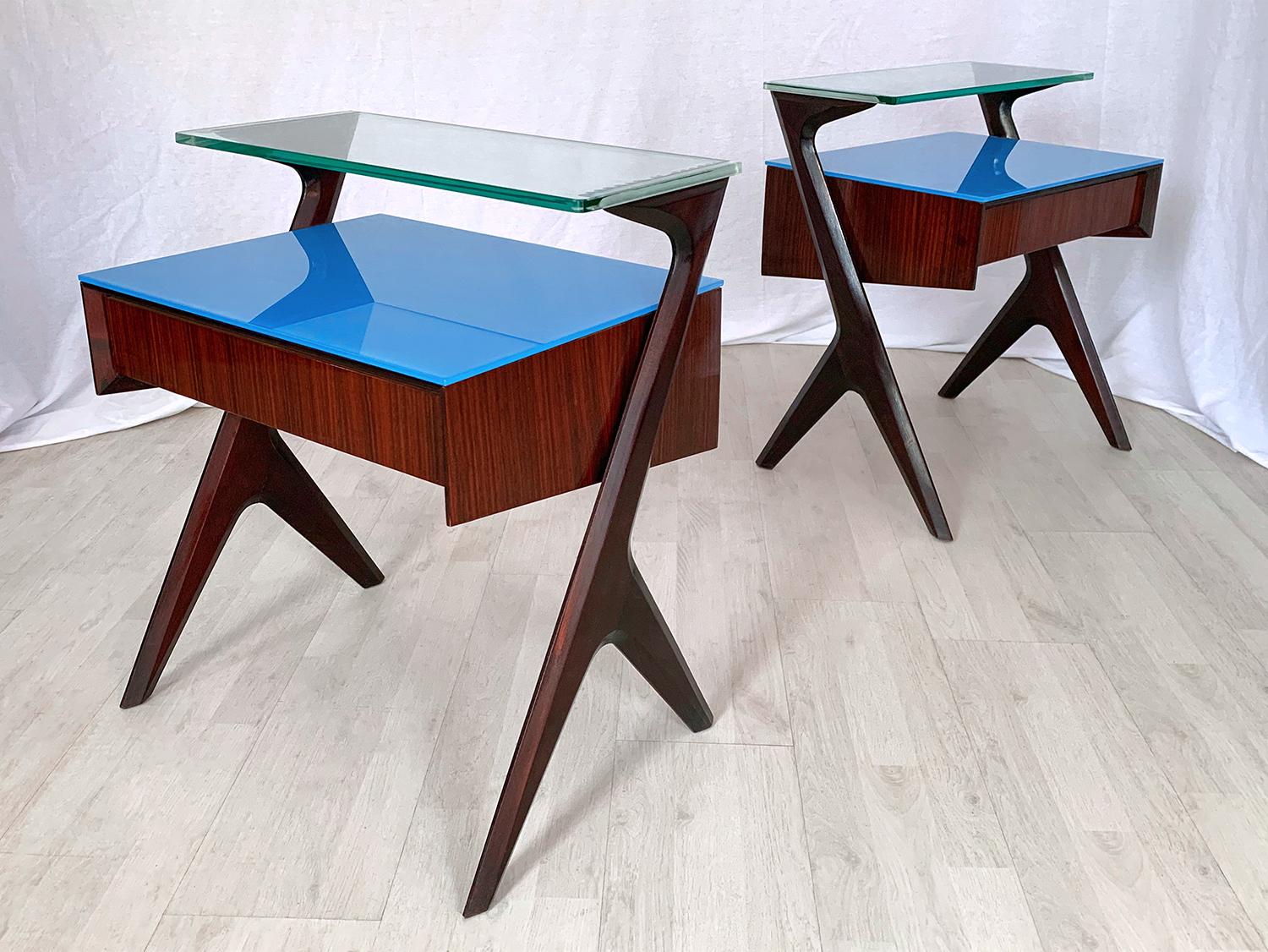 Magnificient and unique design for this pair of Italian Side Tables, carachterized by an unusual sculptural shape very well designed by Vittorio and Plinio Dassi in the 1950s.

These Nightstands are very collectable, functional and elegant, and
