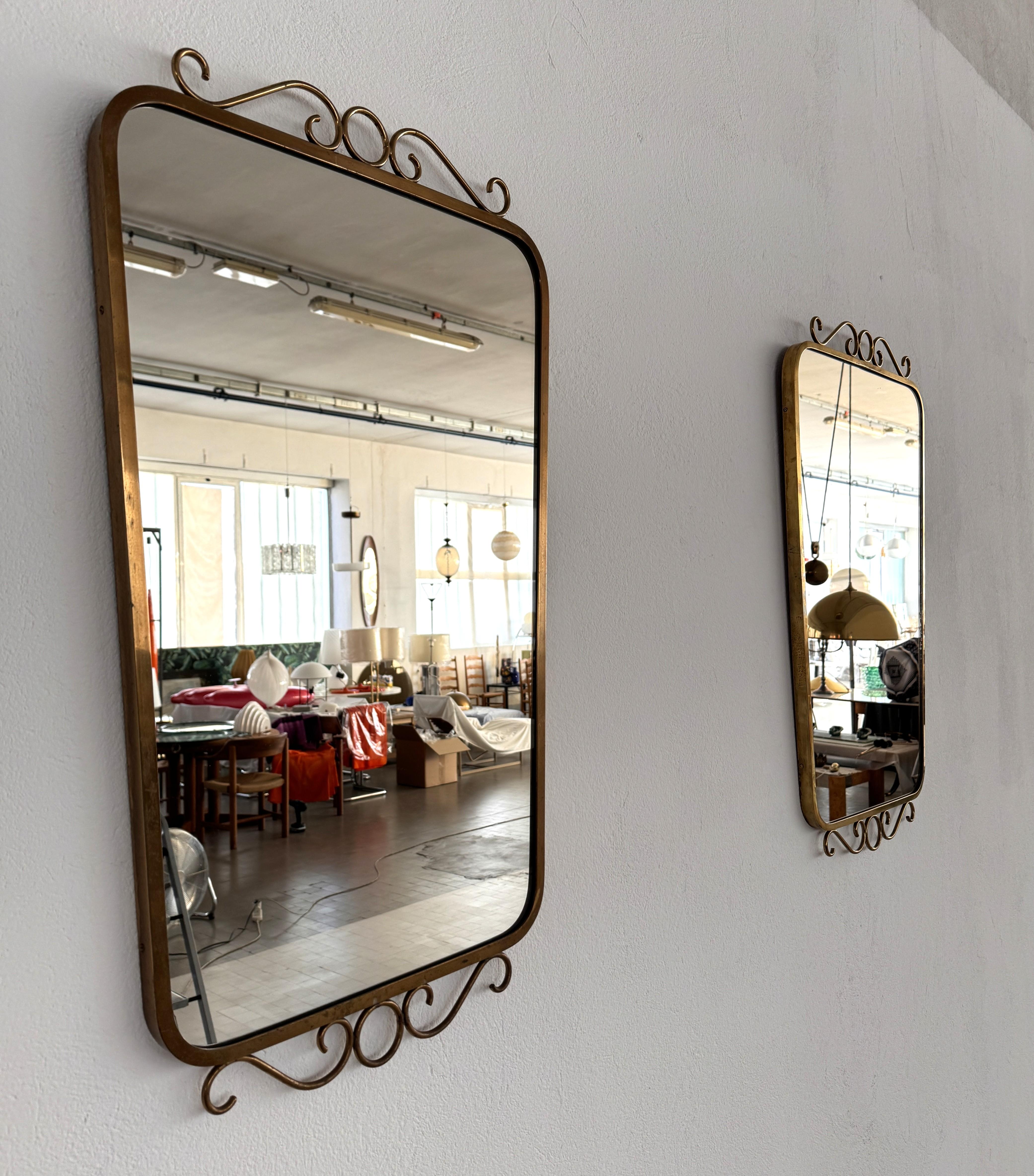 Paire de miroirs muraux italiens en laiton du milieu du siècle, 1970 en vente 10