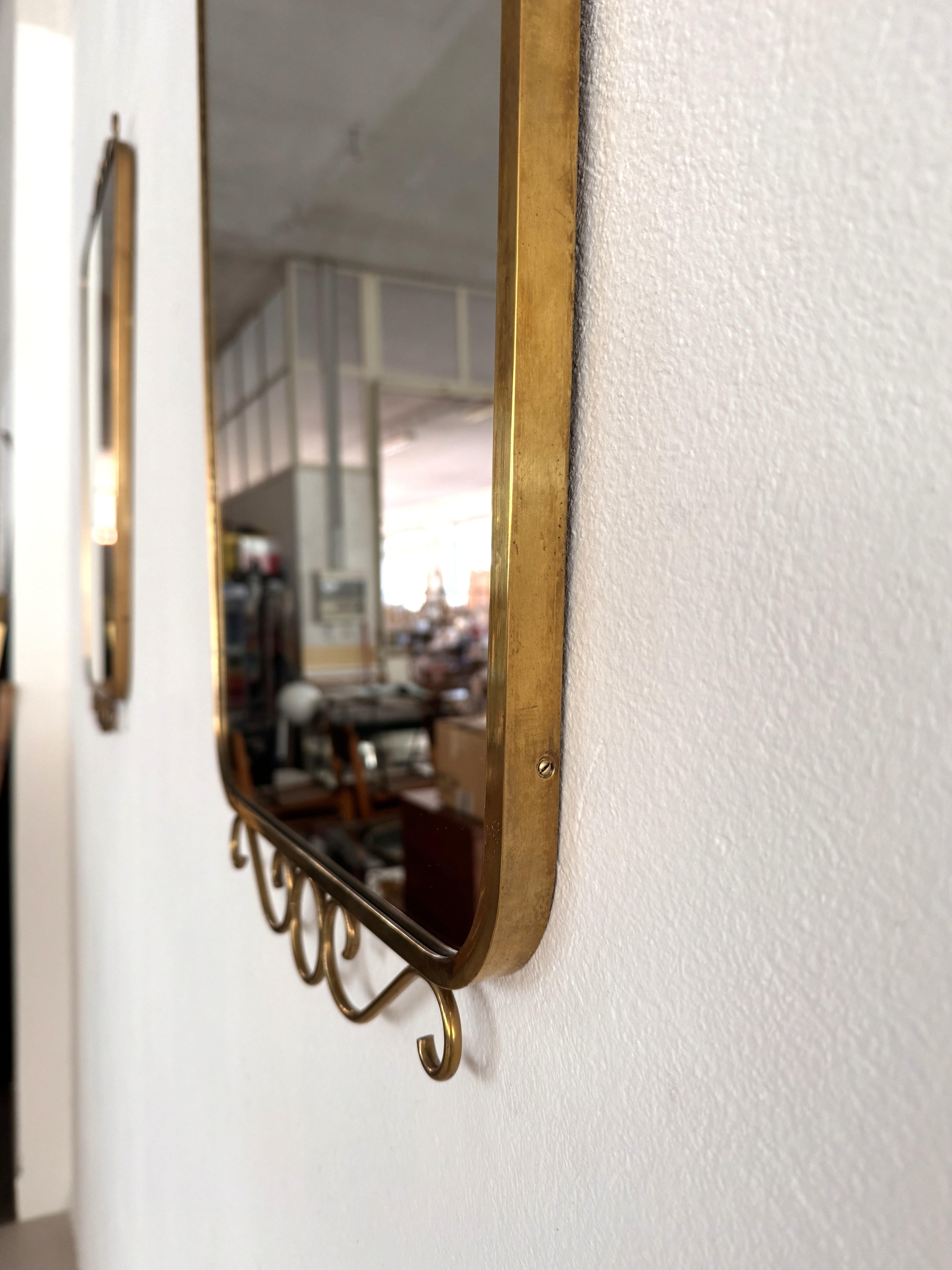Paire de miroirs muraux italiens en laiton du milieu du siècle, 1970 en vente 11