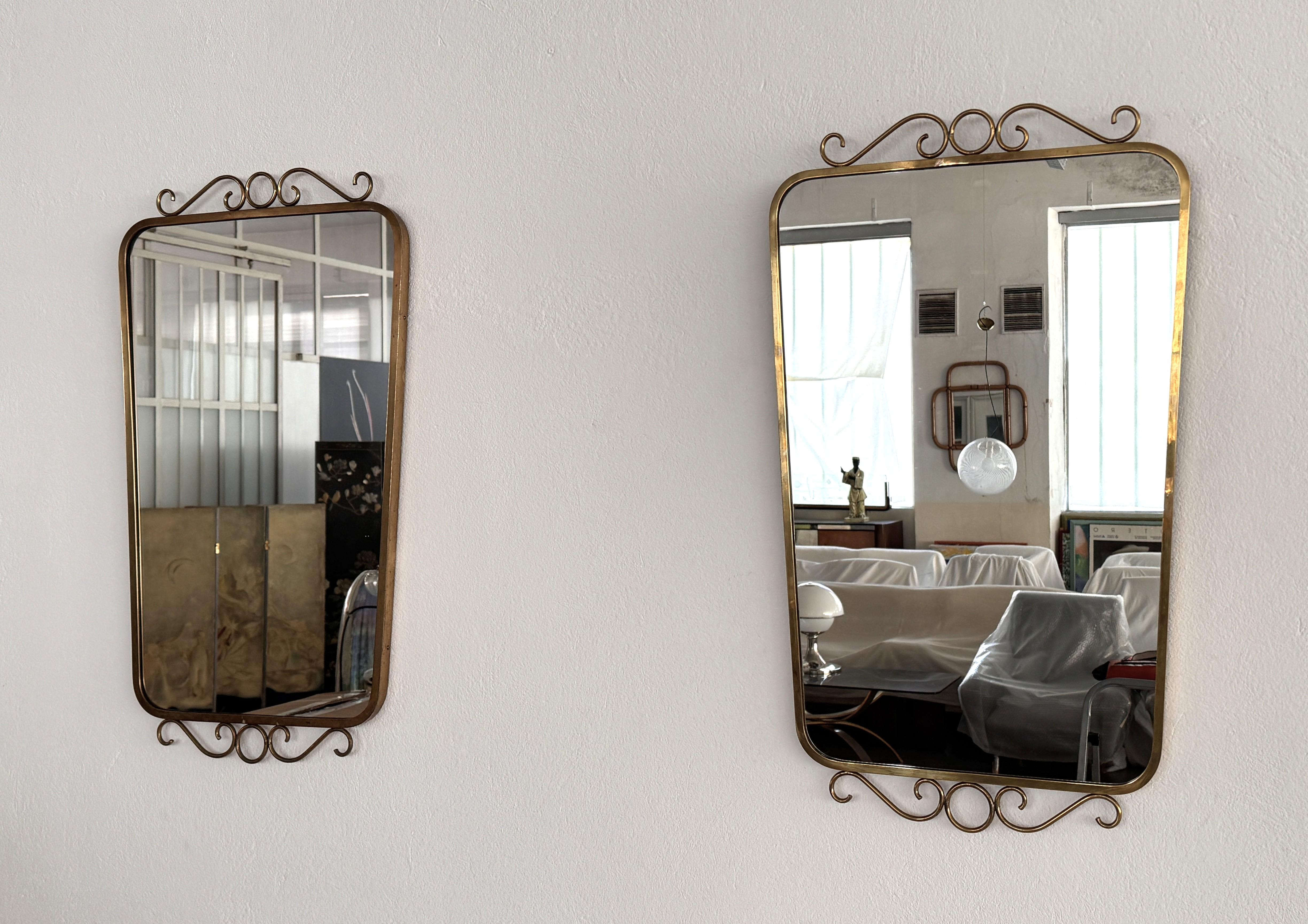Paire de miroirs muraux italiens en laiton du milieu du siècle, 1970

Magnifique paire de miroirs muraux identiques, fabriqués en Italie dans les années 1960.
Les deux miroirs sont dotés d'un cadre original en laiton avec des décorations ludiques en