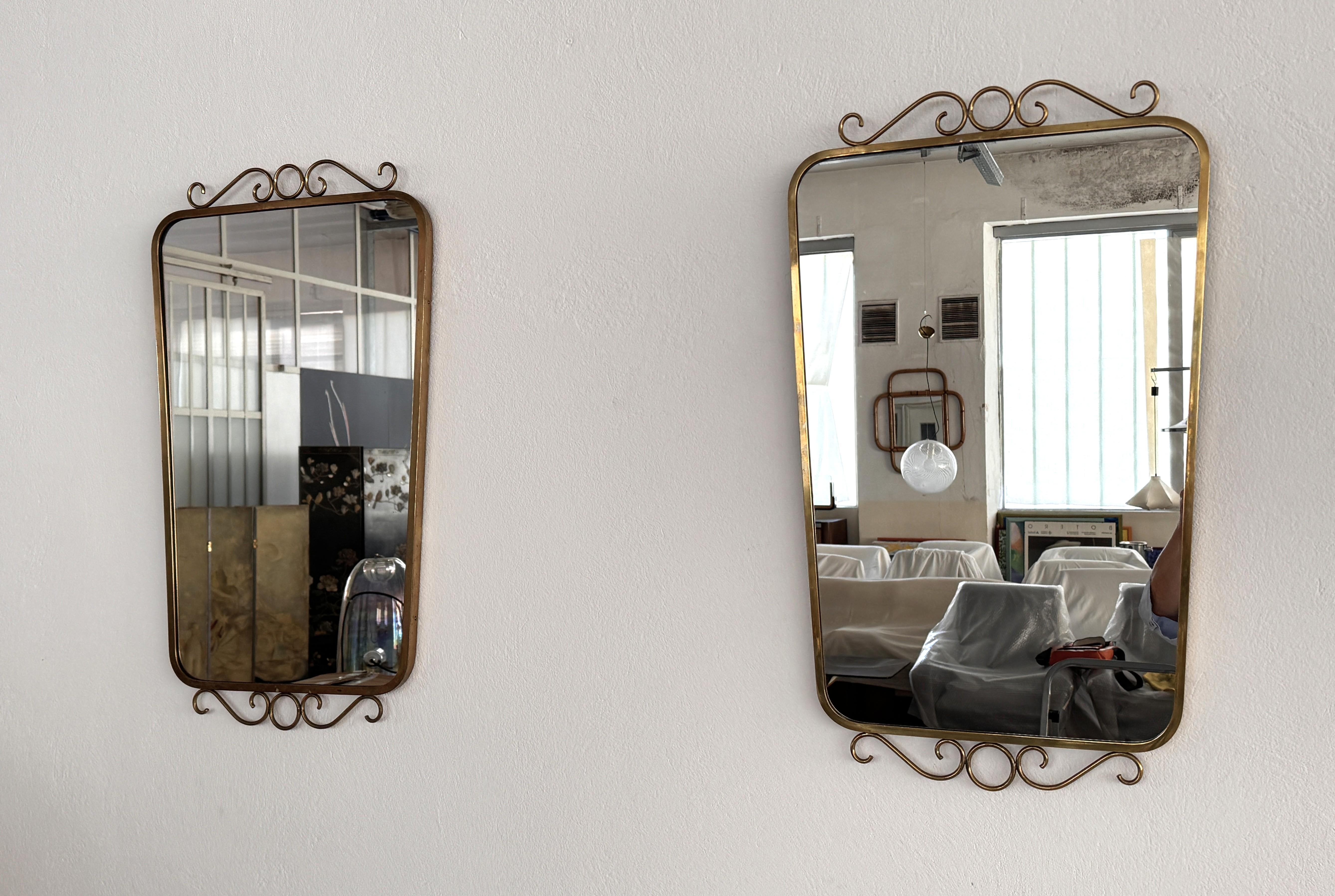 Mid-Century Modern Paire de miroirs muraux italiens en laiton du milieu du siècle, 1970 en vente