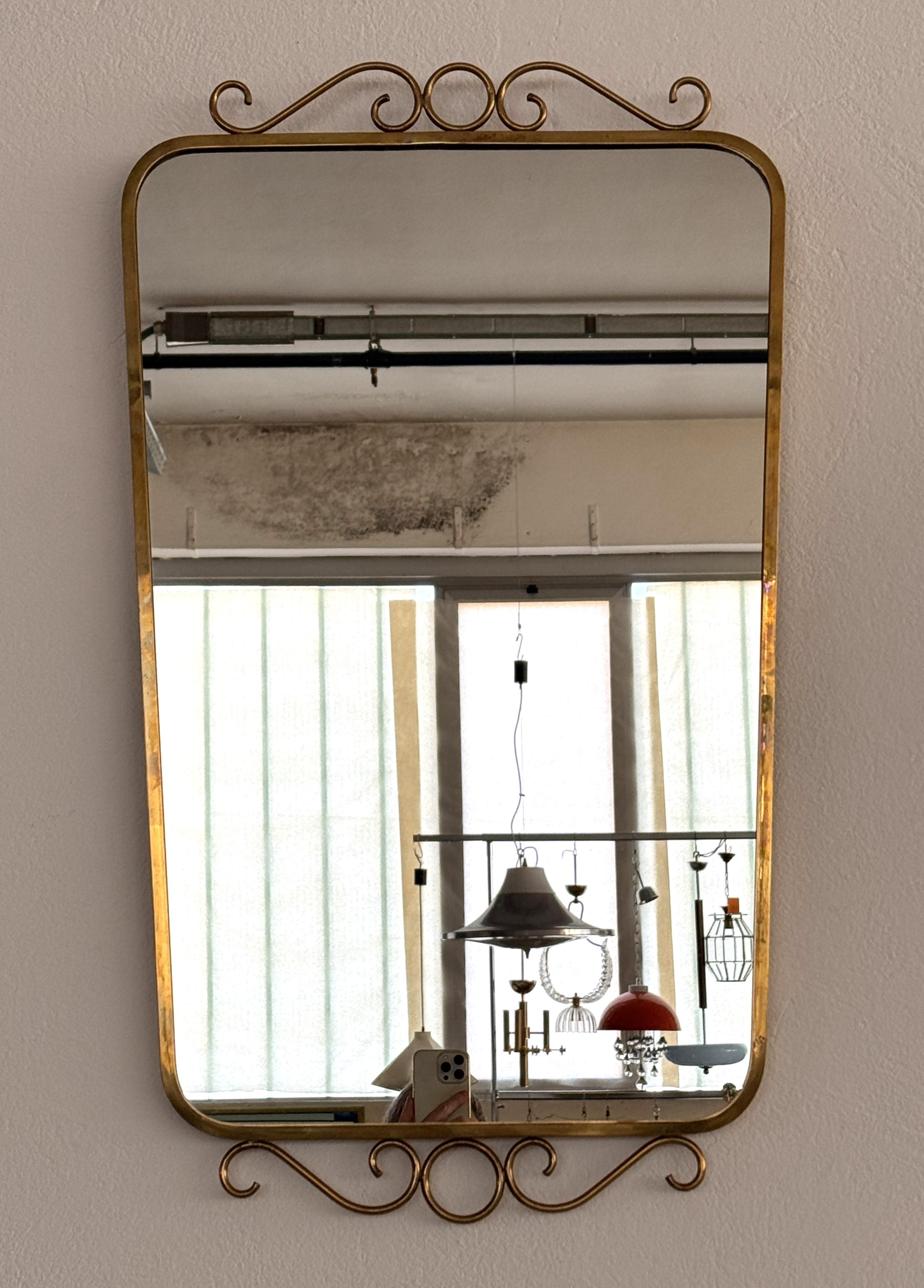Paire de miroirs muraux italiens en laiton du milieu du siècle, 1970 en vente 2